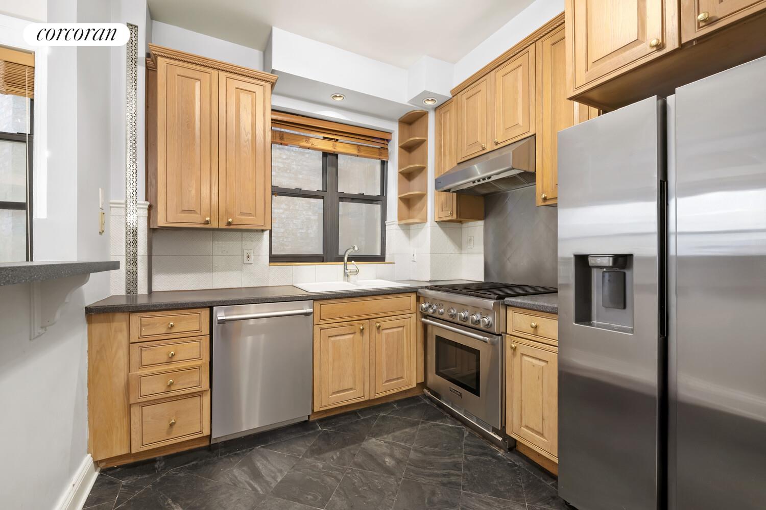 #3 photo, 243 W 98TH Street, מנהטן Upper West Side , NY 10025