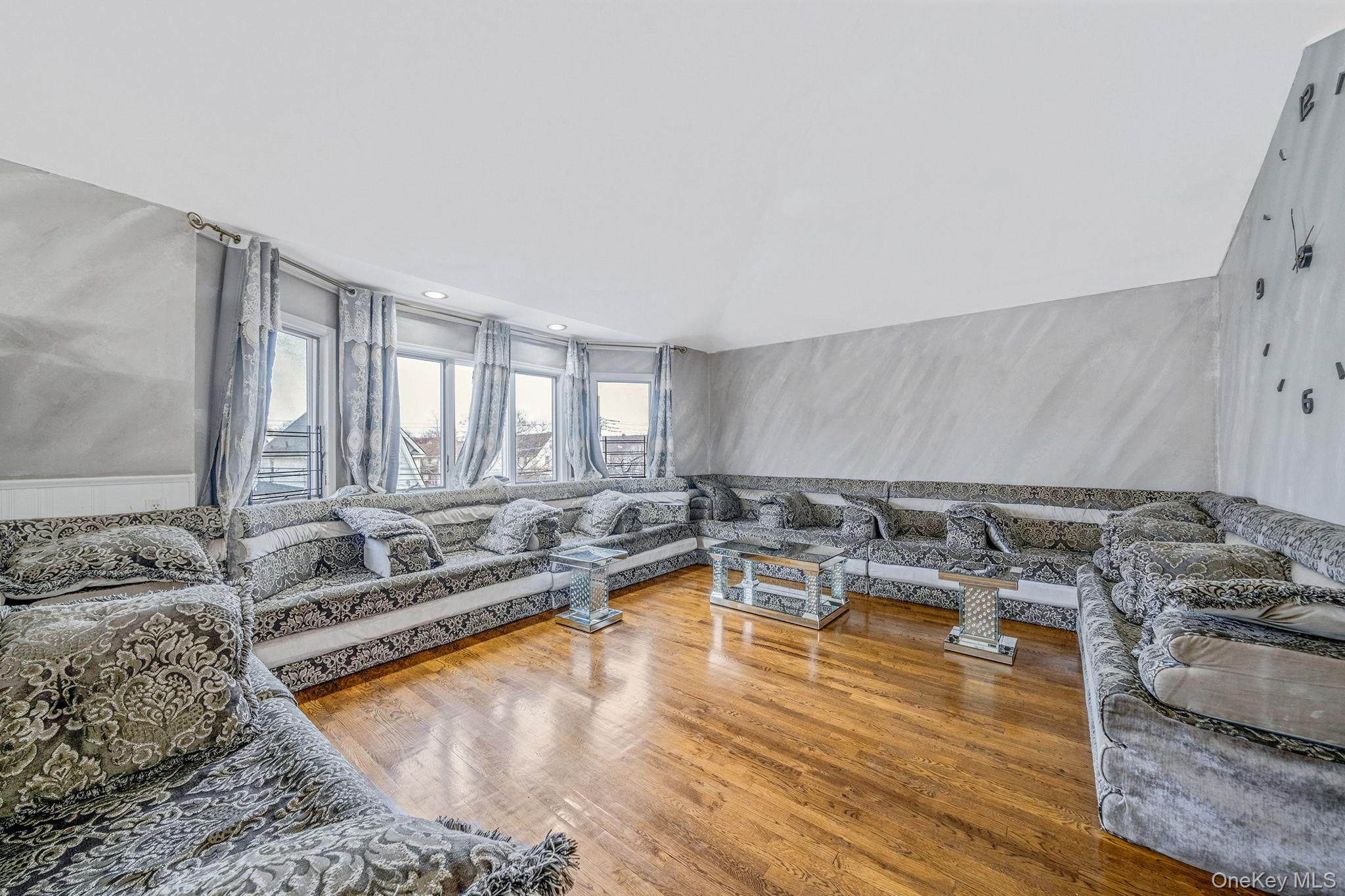 #4 photo, 8470 159th Street, কুইন্‌স Jamaica Hills , NY 11432