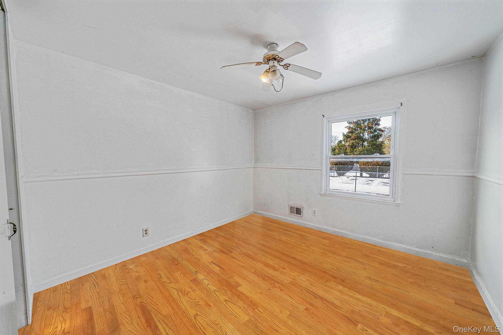 #13 photo, 741 Hamilton Avenue, سوفولك Westhampton Beach , NY 11978