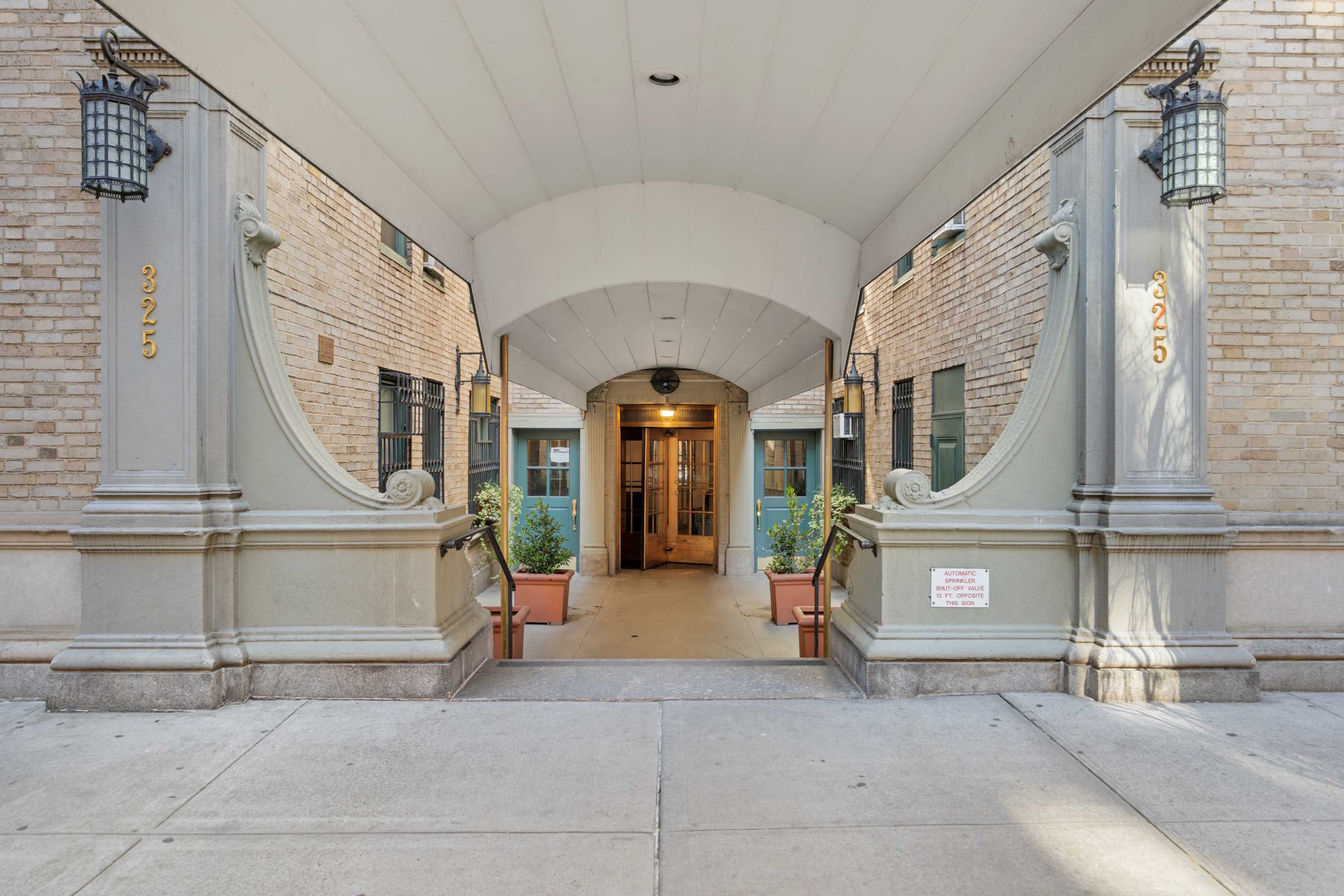 #10 photo, 325 W 45th Street, Манхэттен ‖ Hell's Kitchen , NY 10036