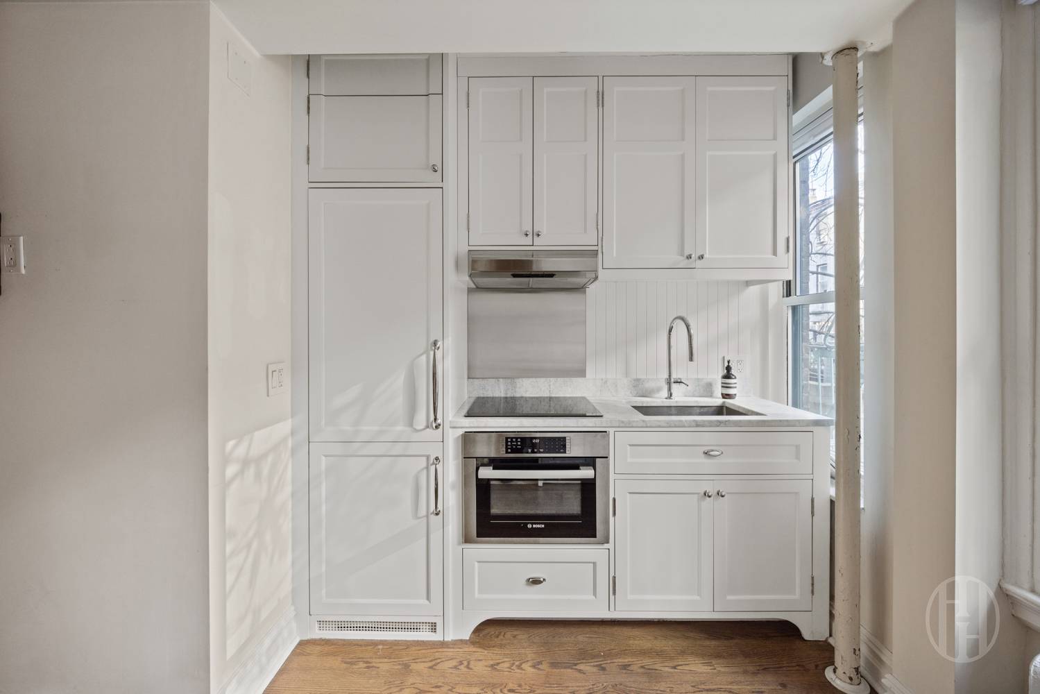 #3 photo, 325 W 45th Street, Манхэттен ‖ Hell's Kitchen , NY 10036