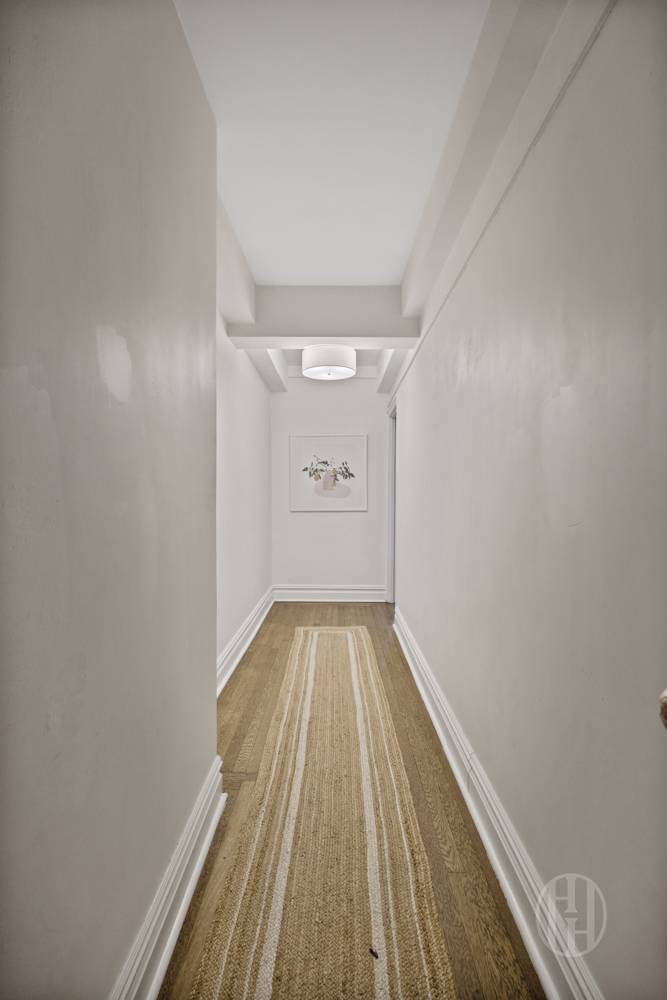 #7 photo, 325 W 45th Street, Манхэттен ‖ Hell's Kitchen , NY 10036