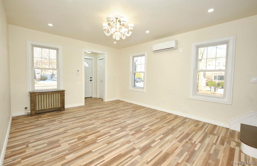 #4 photo, 24120 83 Avenue, কুইন্‌স Bellerose , NY 11426