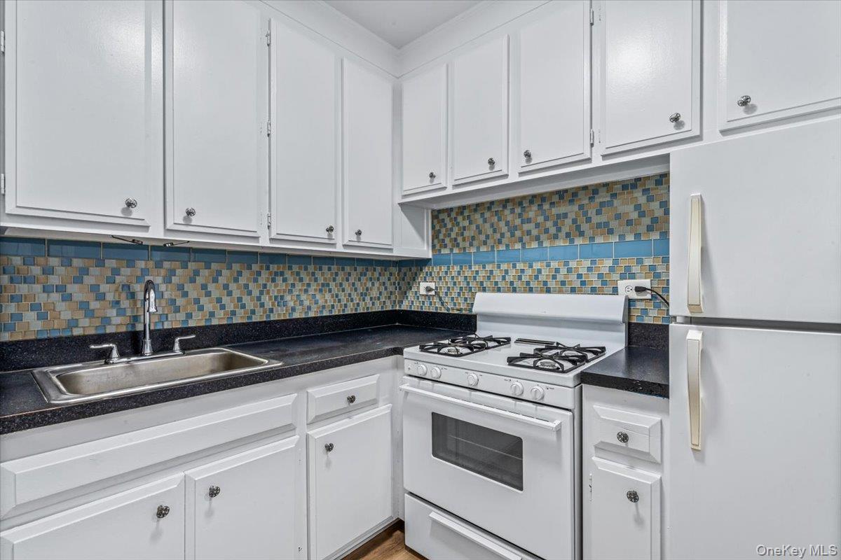 #12 photo, 85-15 Main Street, Briarwood , NY 11435