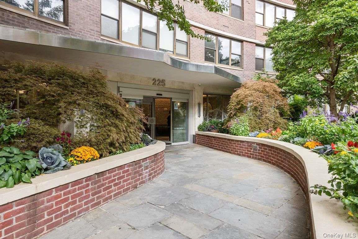 #2 photo, 225 E 36th Street, New York (Manhattan) , NY 10016