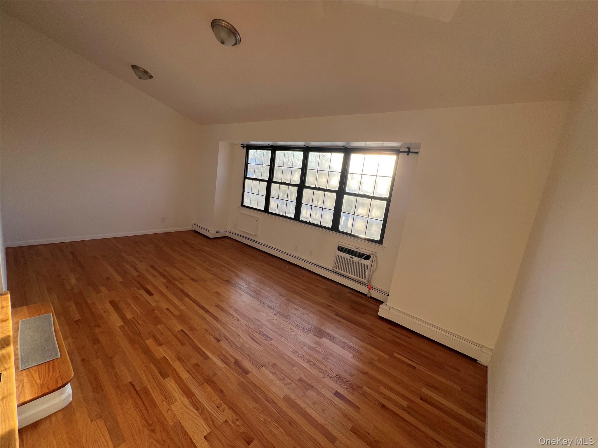 #7 photo, 6119 232nd Street, কুইন্‌স Oakland Gardens , NY 11364