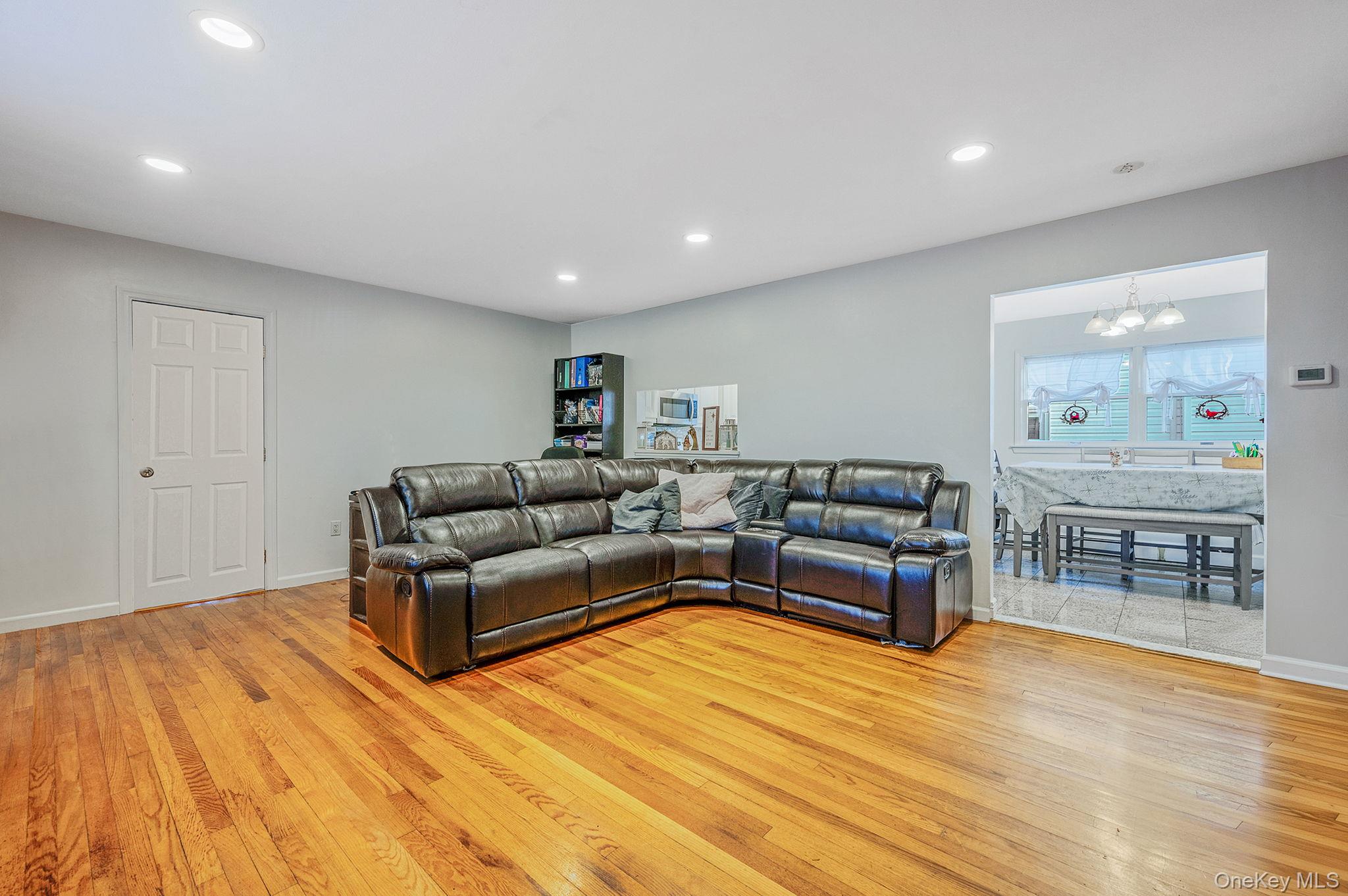 #10 photo, 15 Macon Street, 東長島 Lindenhurst , NY 11757