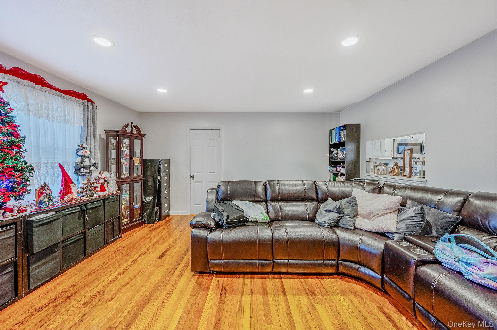 #11 photo, 15 Macon Street, 東長島 Lindenhurst , NY 11757