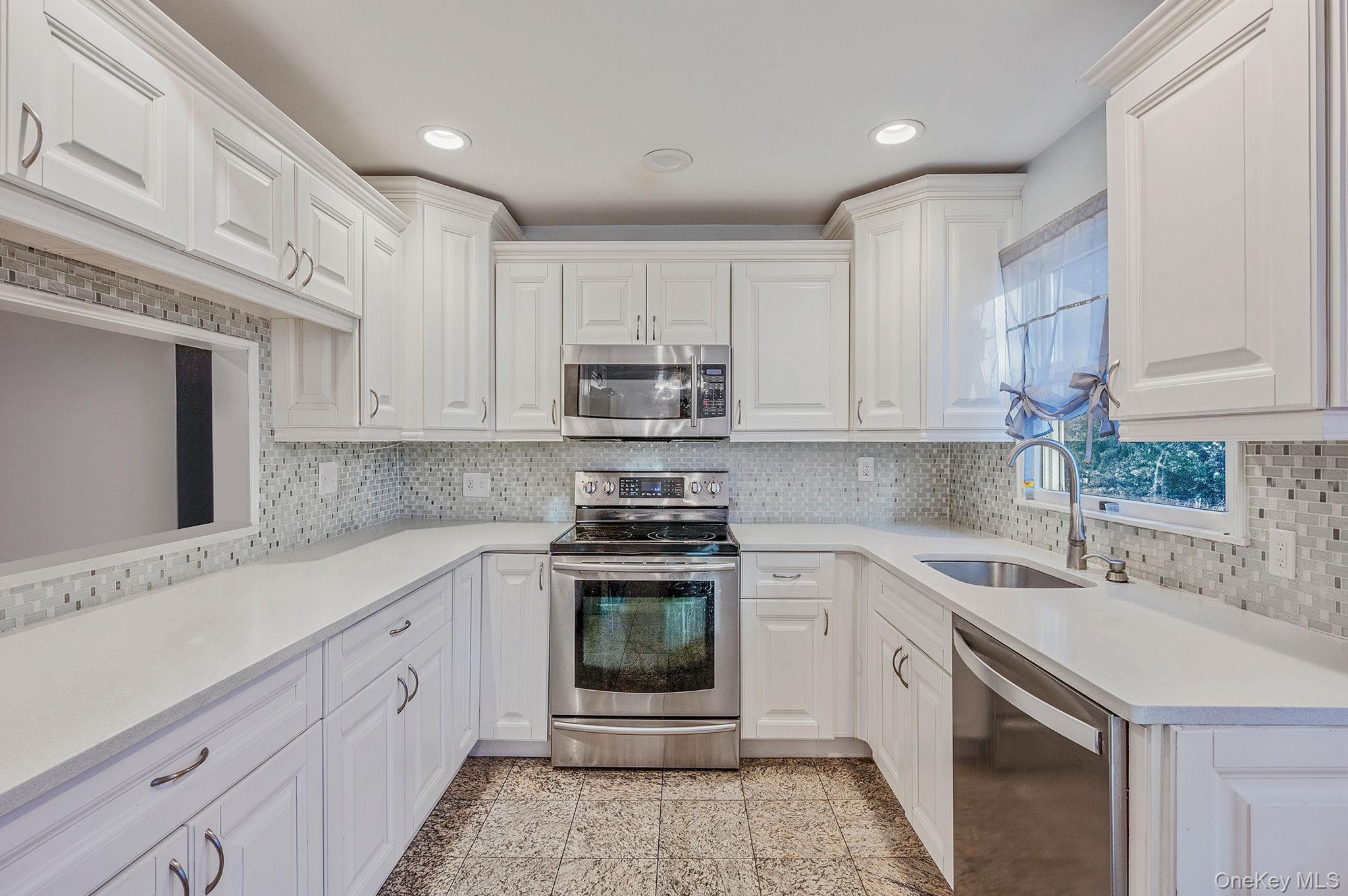 #14 photo, 15 Macon Street, 東長島 Lindenhurst , NY 11757