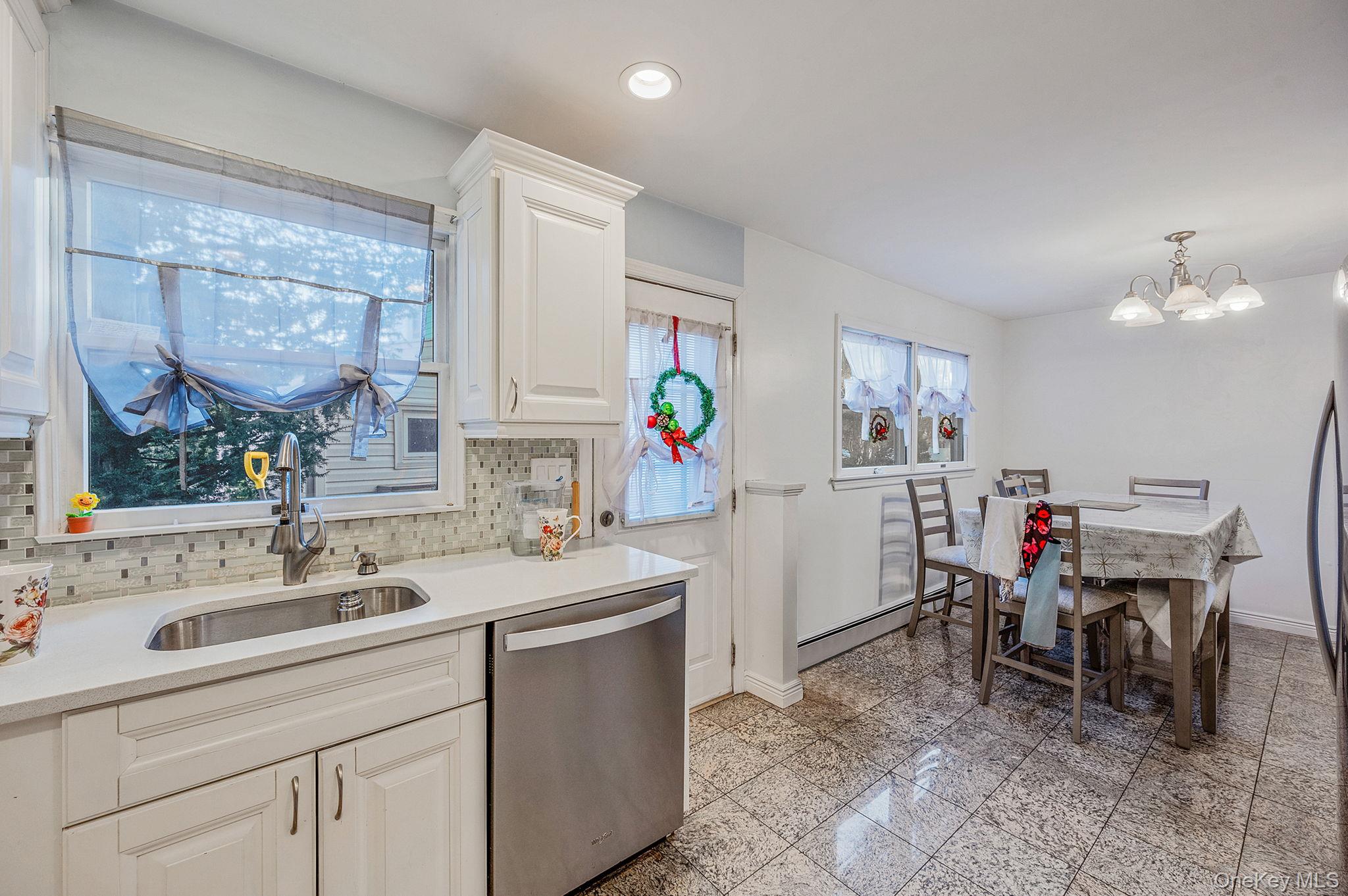 #15 photo, 15 Macon Street, 東長島 Lindenhurst , NY 11757