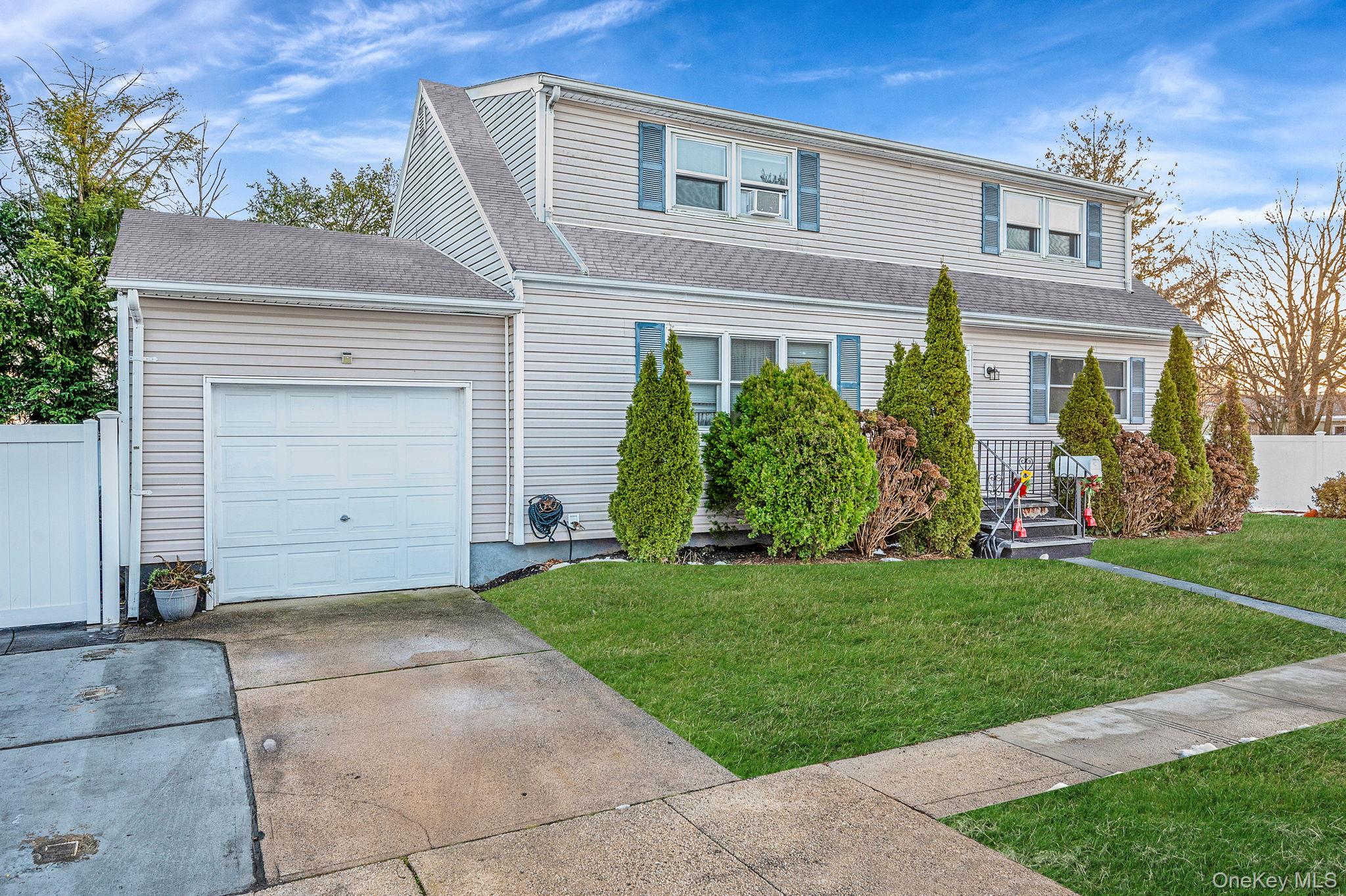 #2 photo, 15 Macon Street, 東長島 Lindenhurst , NY 11757