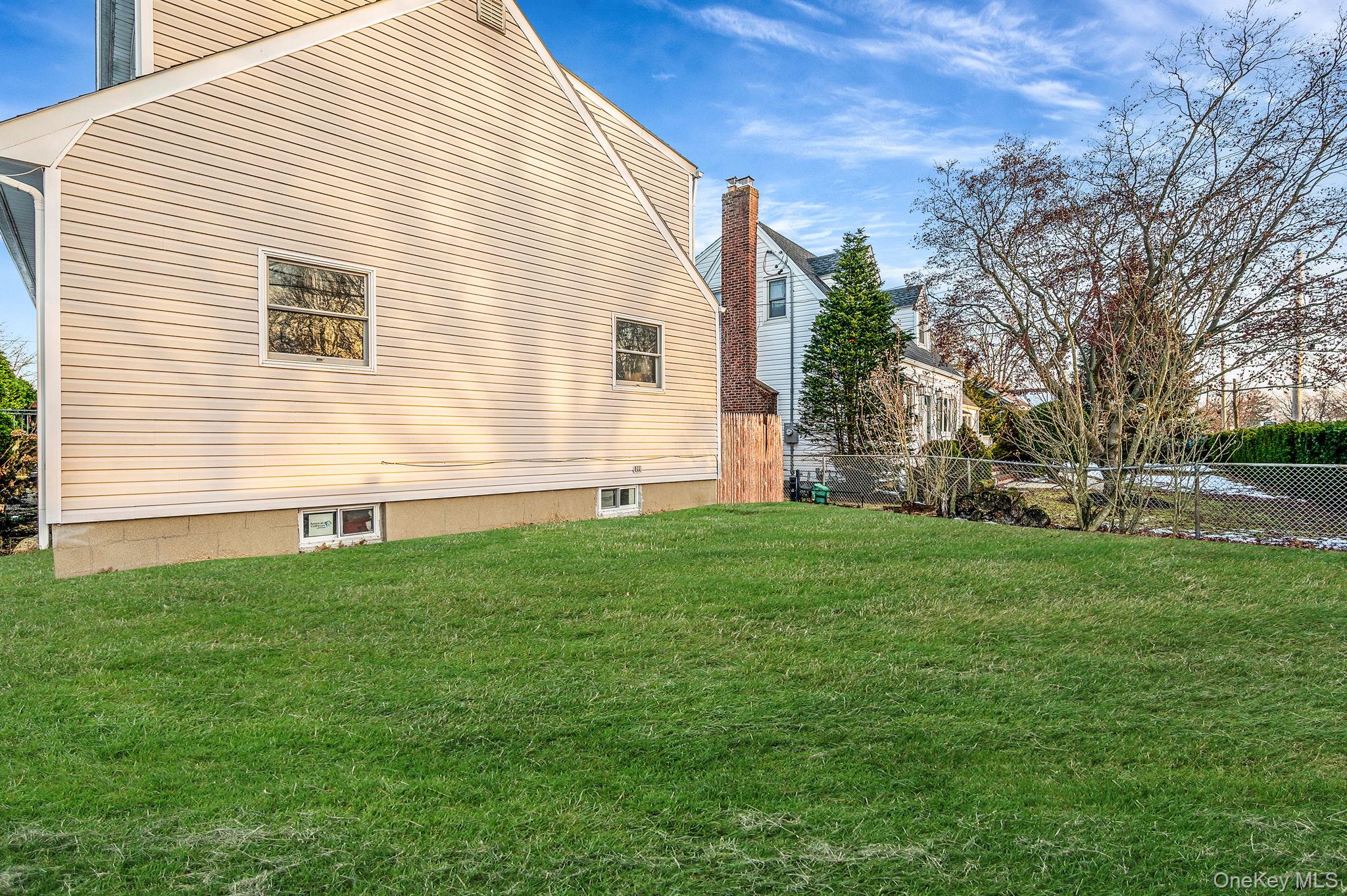 #4 photo, 15 Macon Street, 東長島 Lindenhurst , NY 11757