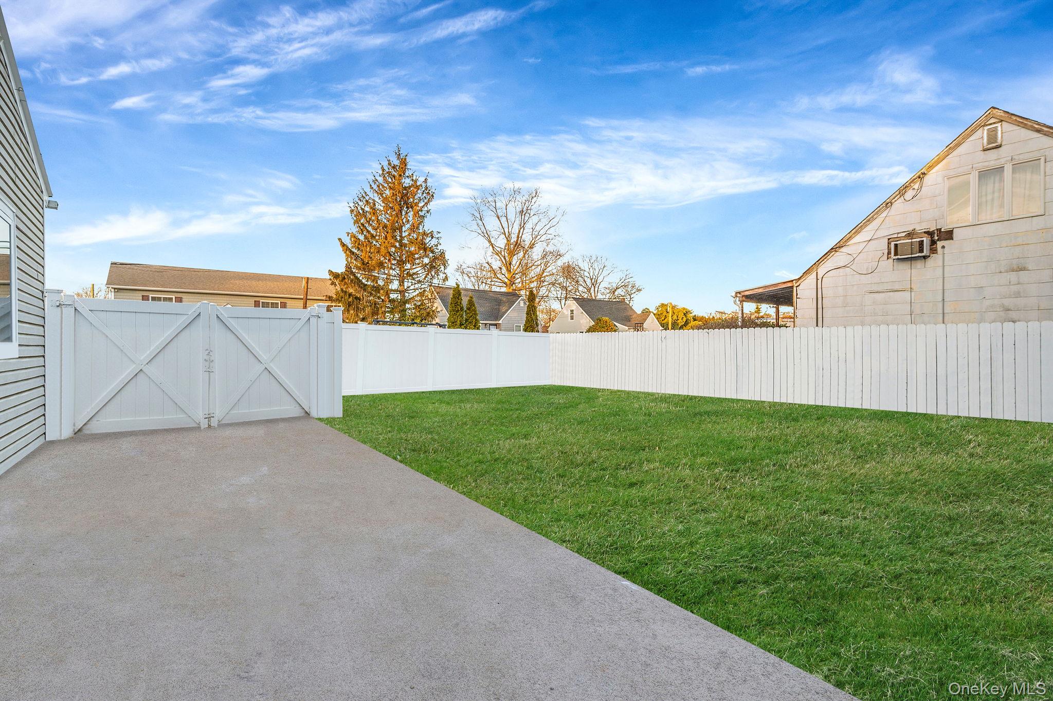 #8 photo, 15 Macon Street, 東長島 Lindenhurst , NY 11757