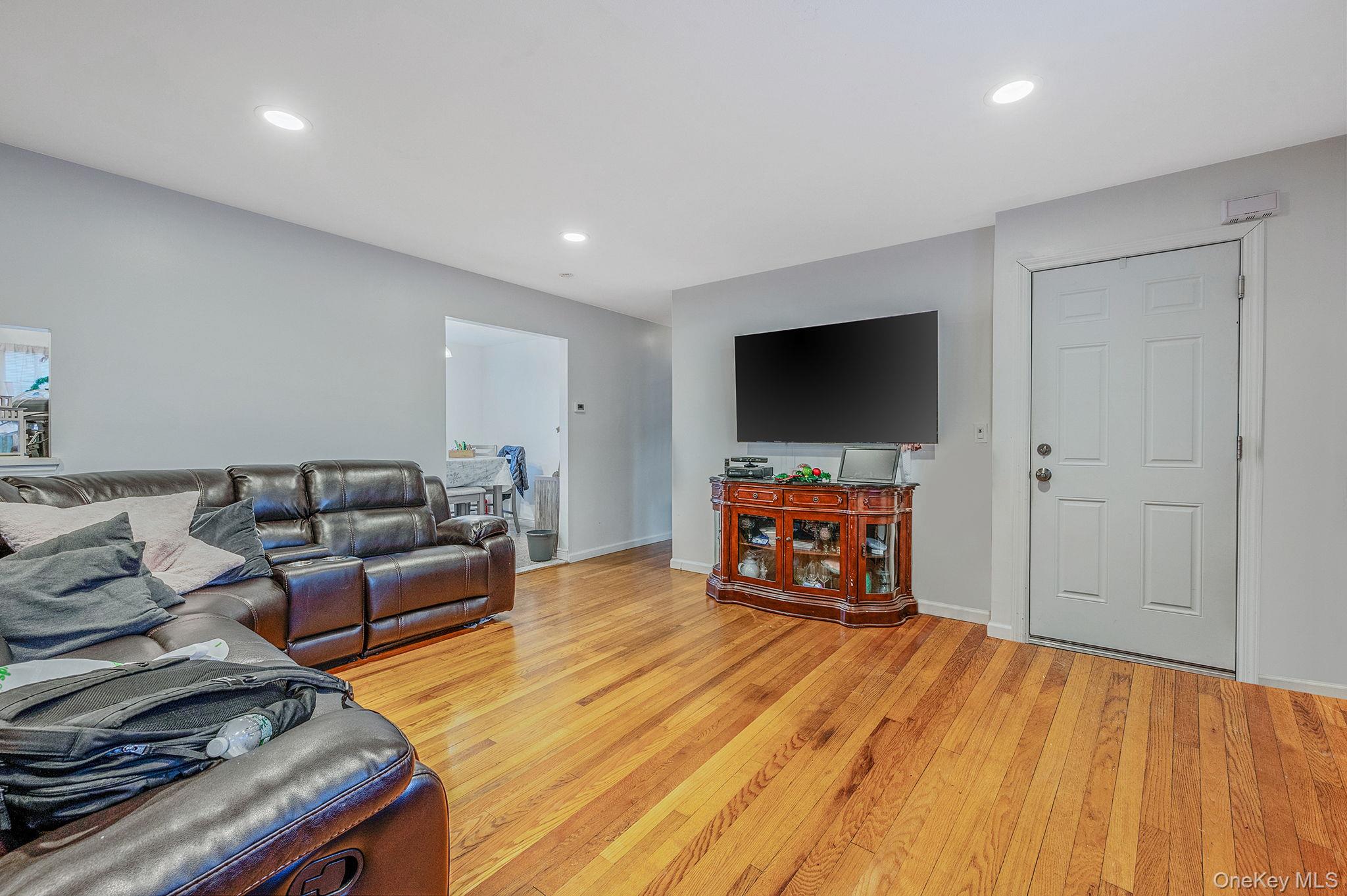 #9 photo, 15 Macon Street, 東長島 Lindenhurst , NY 11757