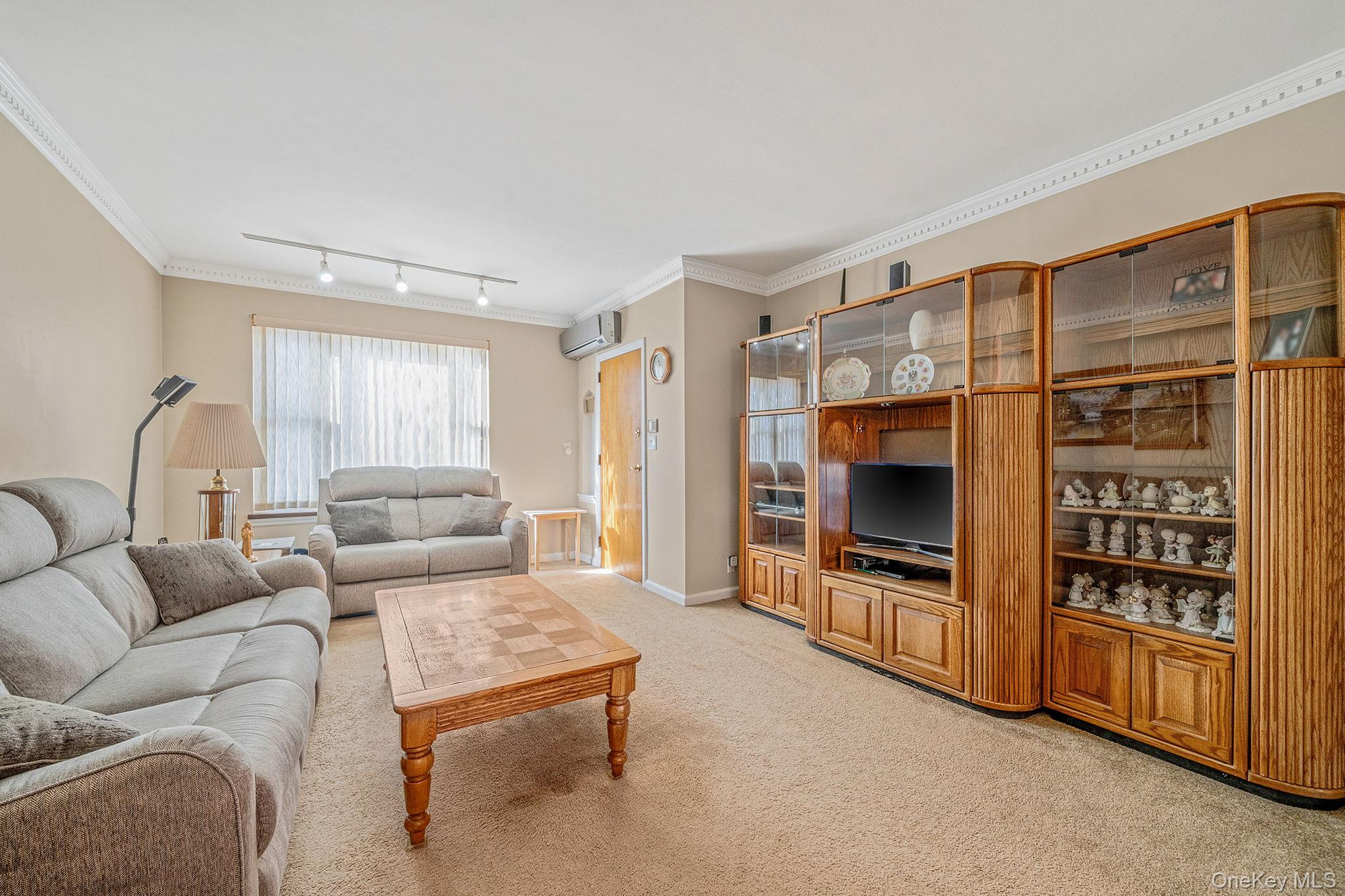 #6 photo, 6051 71st Street, কুইন্‌স Maspeth , NY 11378