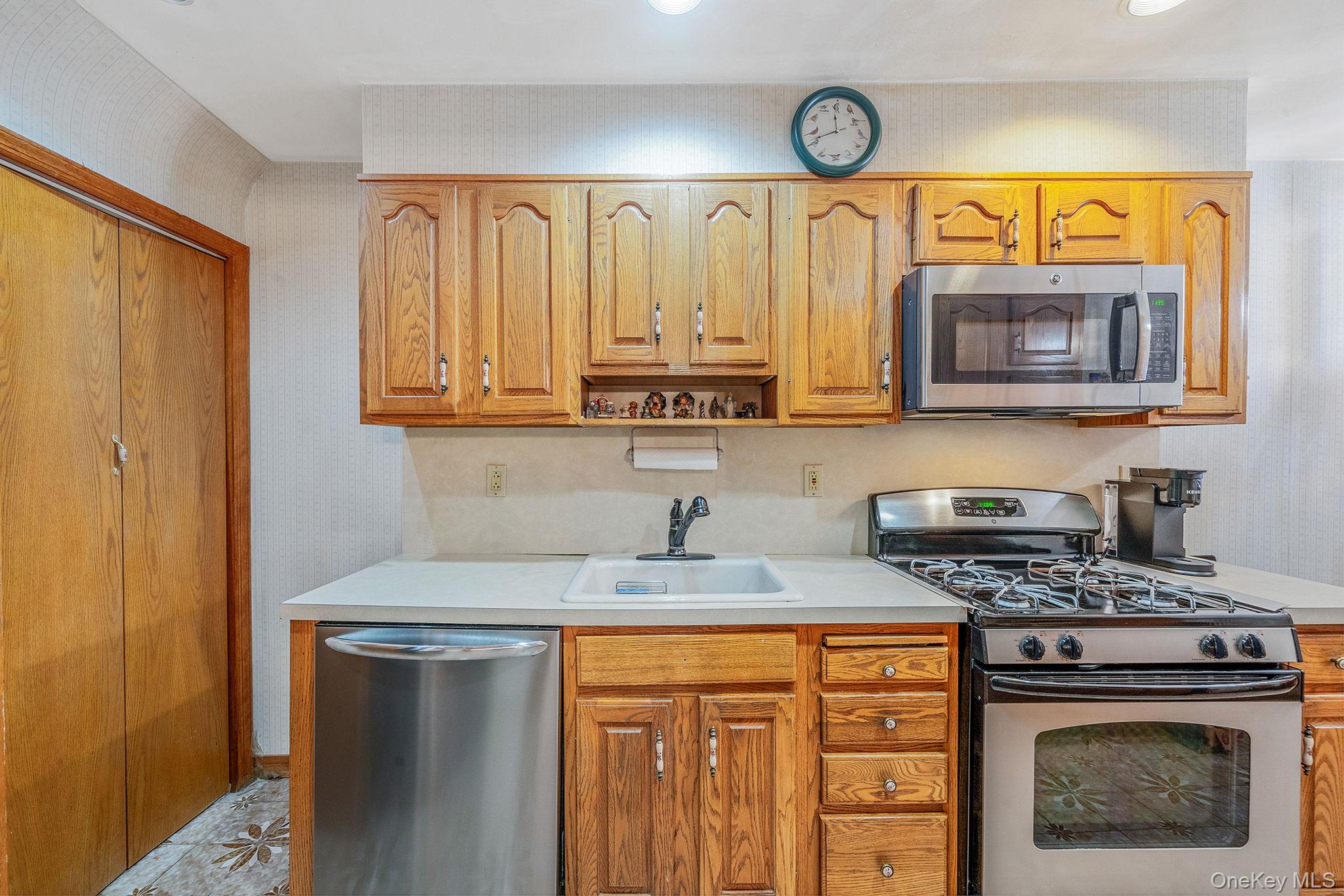 #9 photo, 6051 71st Street, কুইন্‌স Maspeth , NY 11378