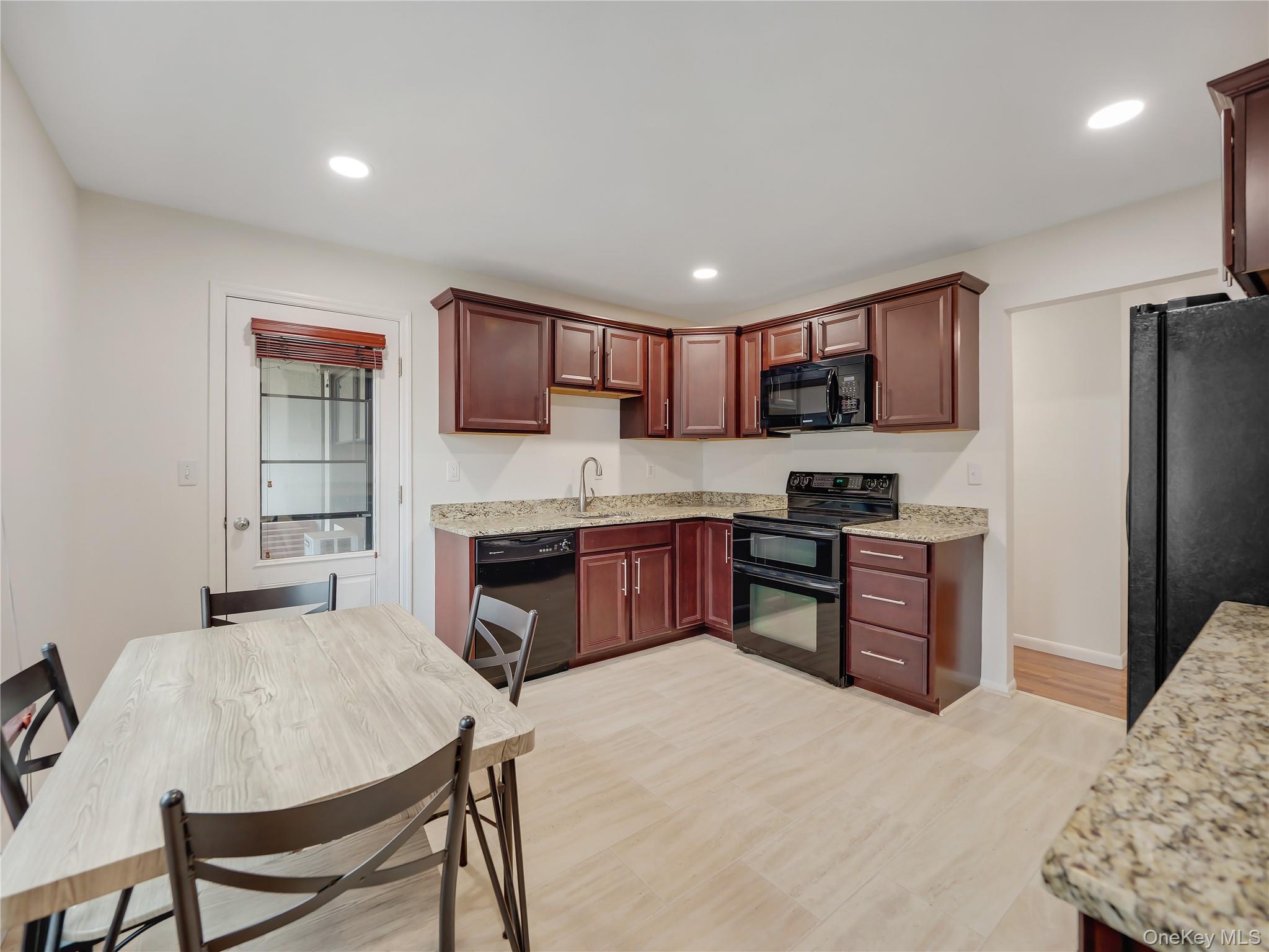 #4 photo, 327 Sierra Vista Lane, 纽约州 Valley Cottage , NY 10989