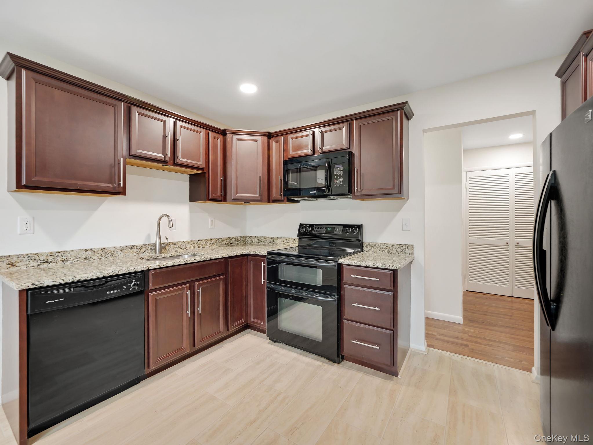 #6 photo, 327 Sierra Vista Lane, 纽约州 Valley Cottage , NY 10989