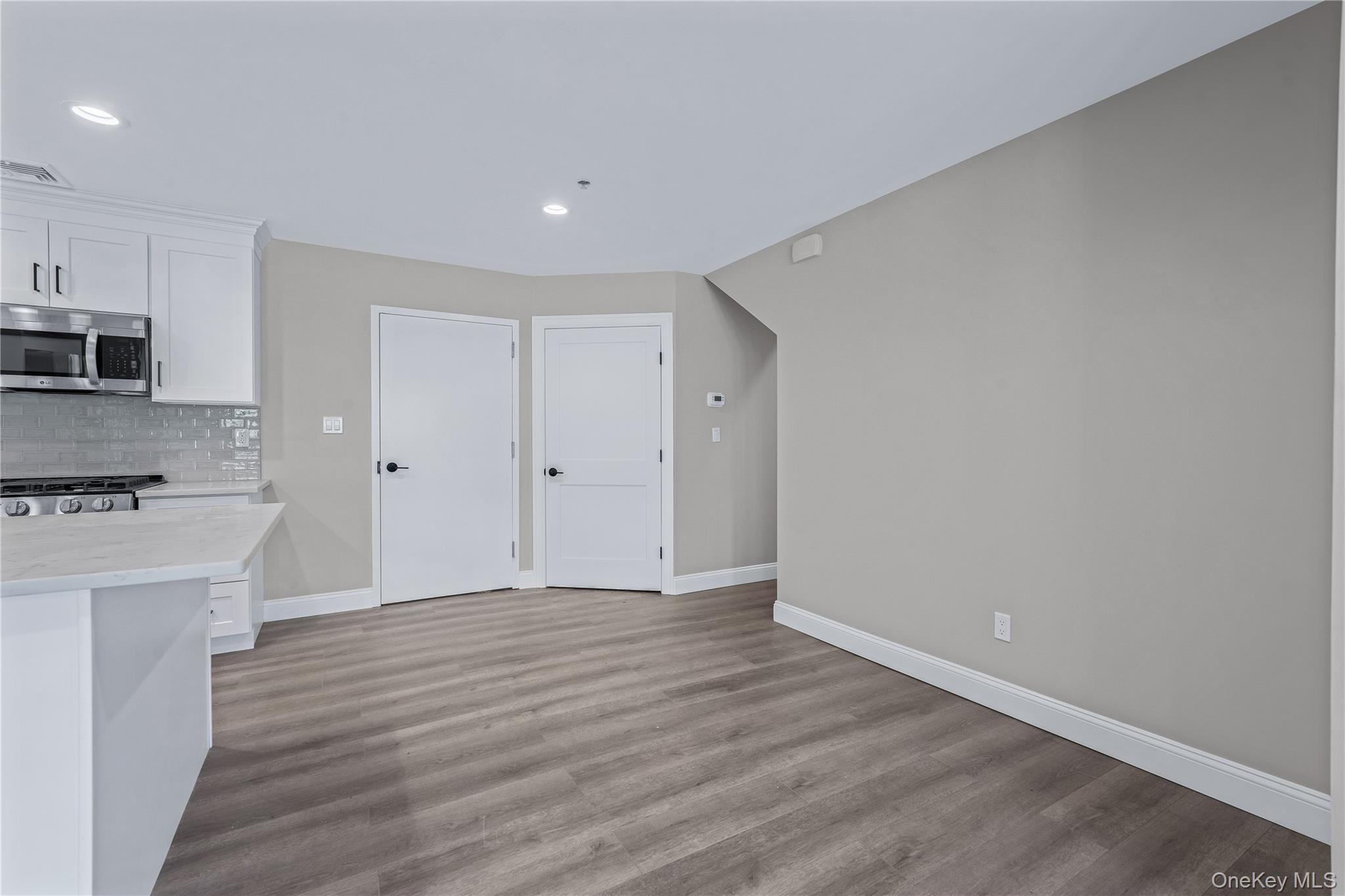 #6 photo, 110 School Street, नासाउ काउंटी Glen Cove , NY 11542