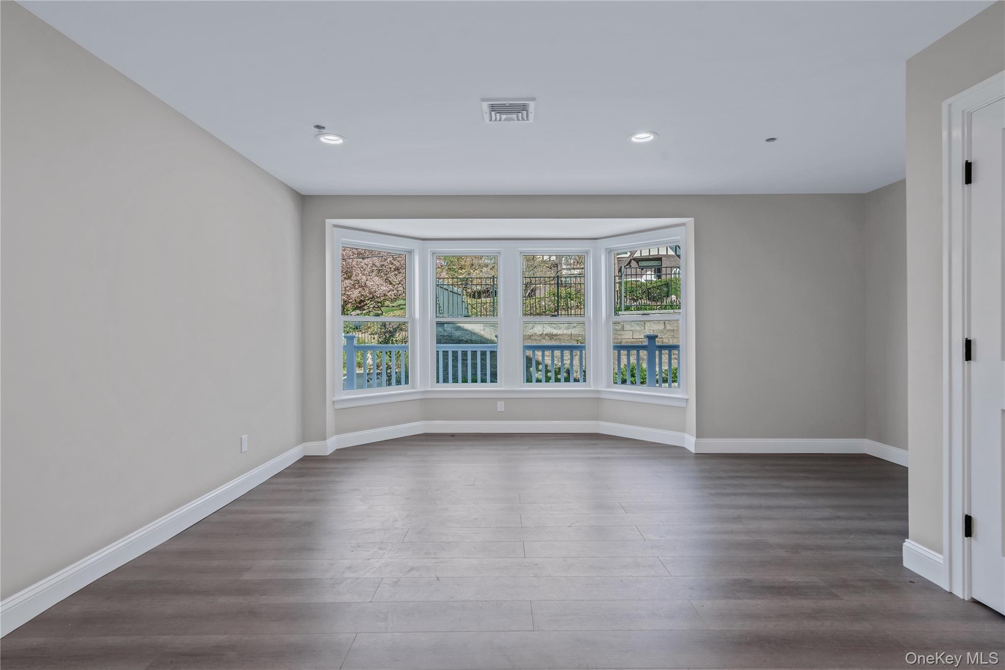 #8 photo, 110 School Street, नासाउ काउंटी Glen Cove , NY 11542