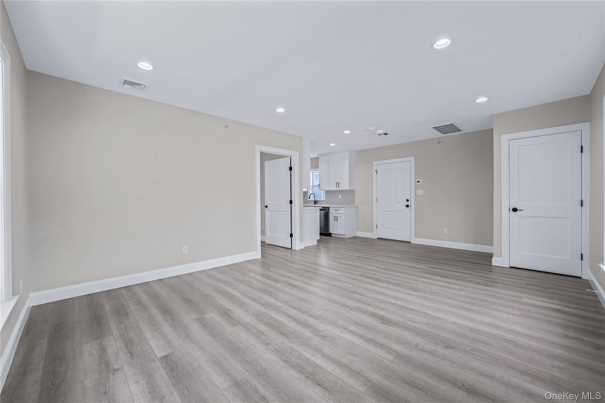 #5 photo, 110 School Street, नासाउ काउंटी Glen Cove , NY 11542