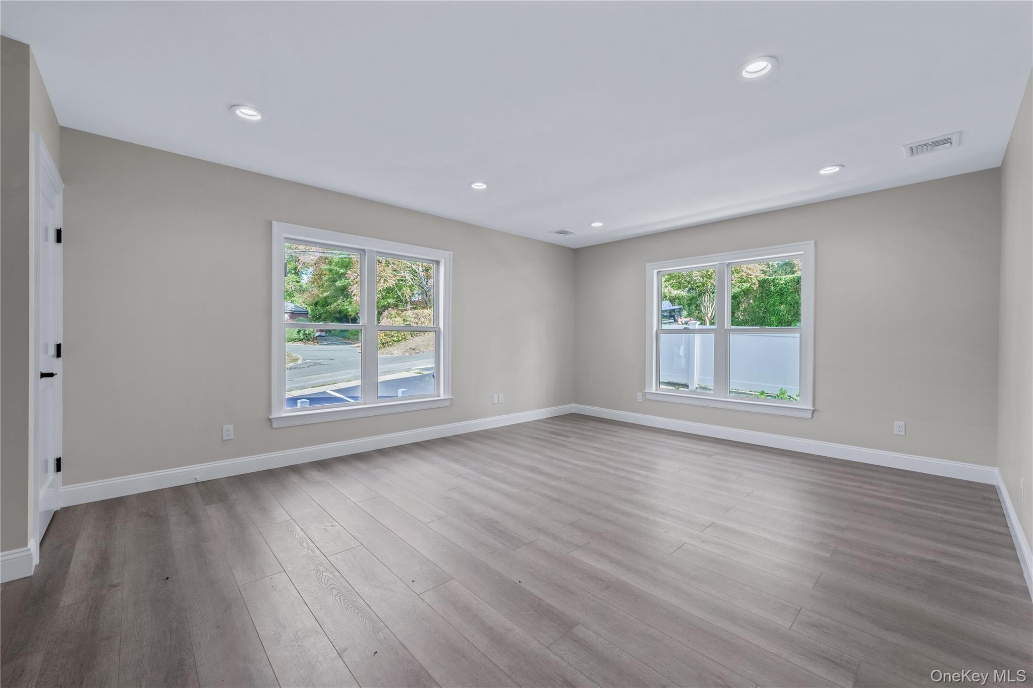 #6 photo, 110 School Street, नासाउ काउंटी Glen Cove , NY 11542