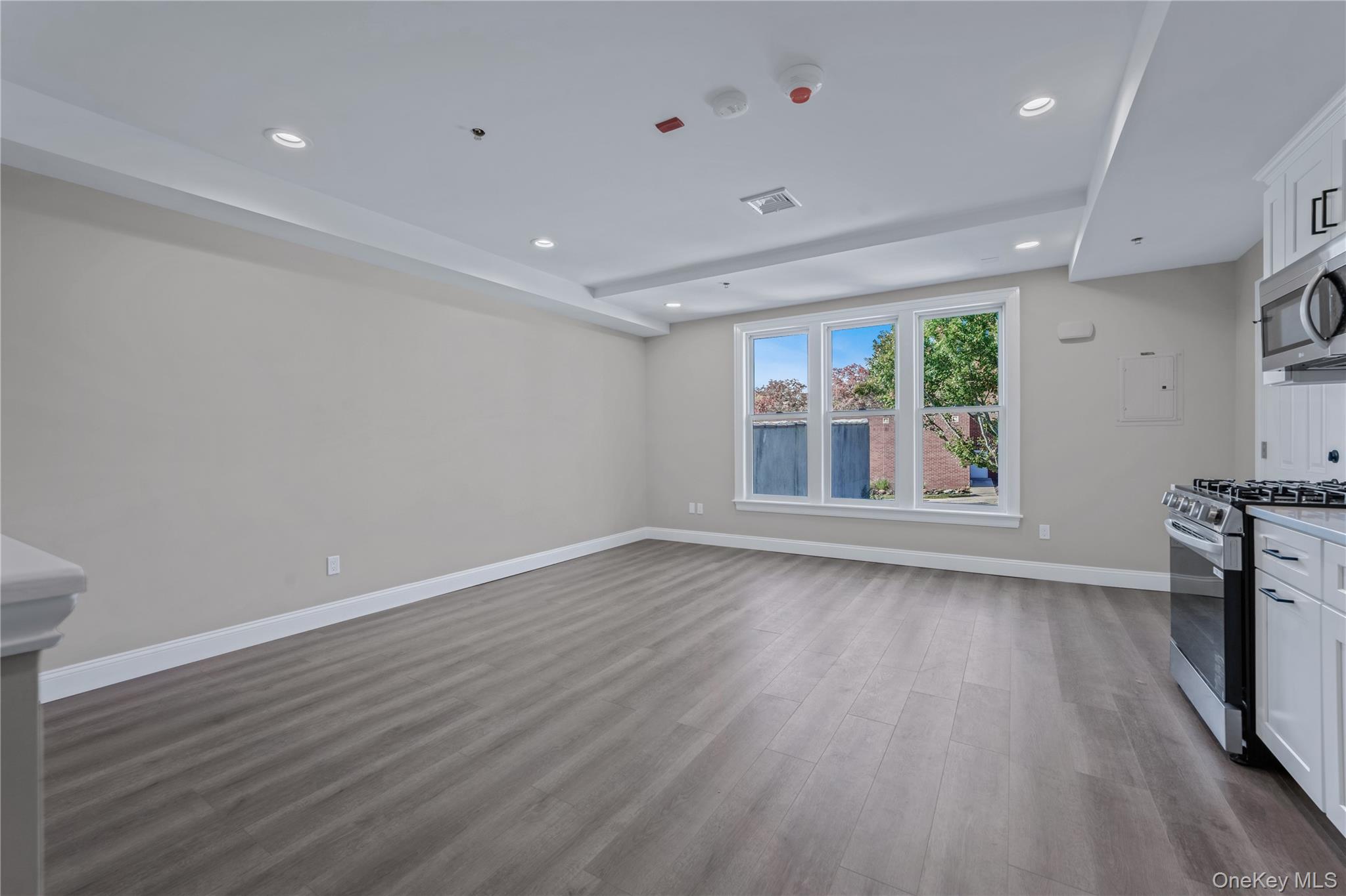 #7 photo, 110 School Street, नासाउ काउंटी Glen Cove , NY 11542