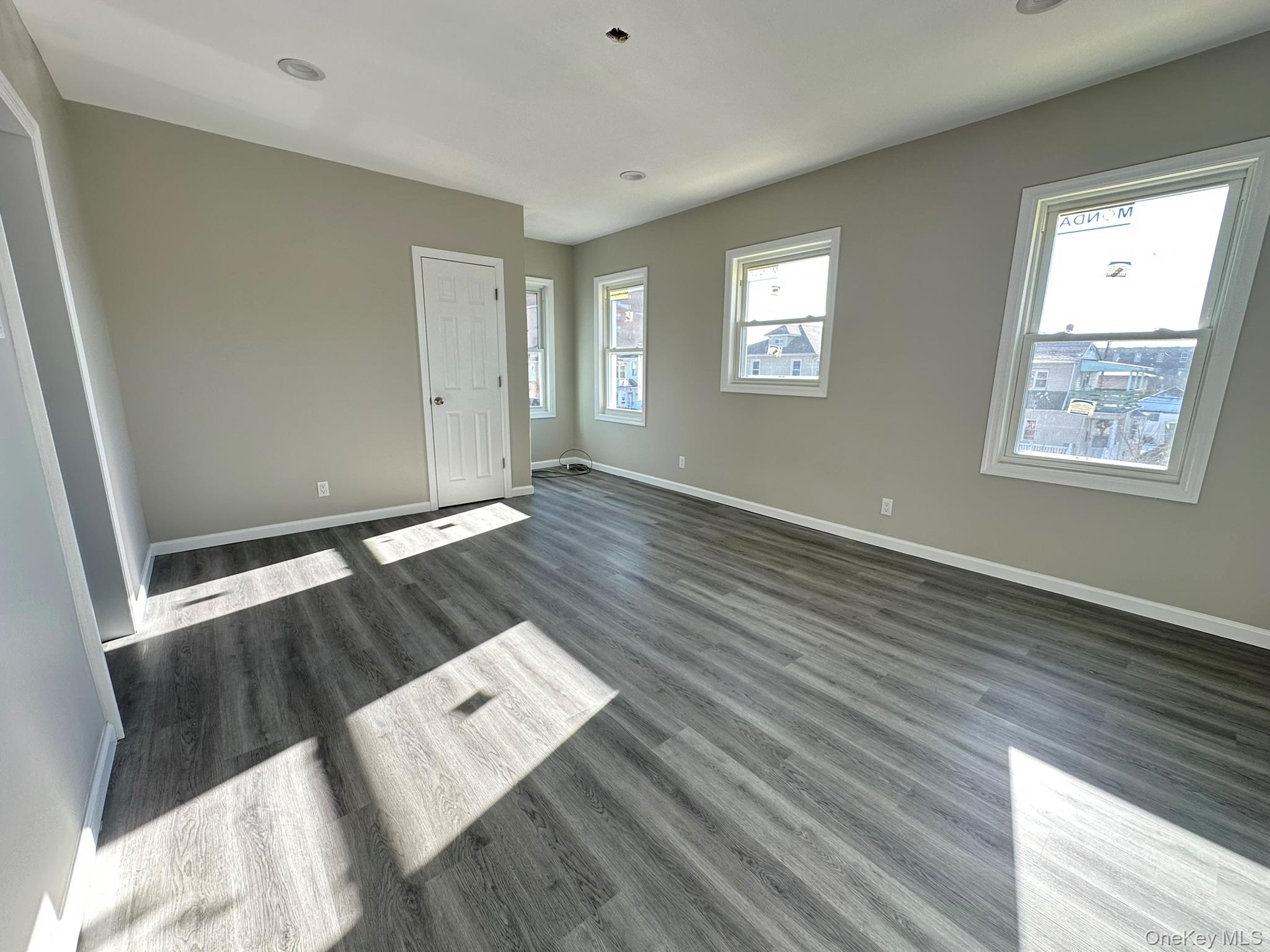 #7 photo, 149 W Market Street, नासाउ काउंटी Long Beach , NY 11561