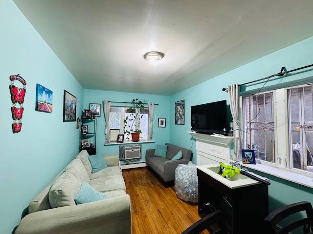 #28 photo, 86-66 Midland Parkway, 뉴욕퀸즈 Jamaica Estates , NY 11432