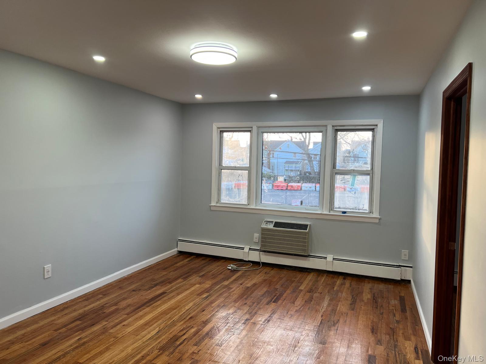 #5 photo, 547 Eldert Lane, ब्रुकलीन Brooklyn , NY 11208
