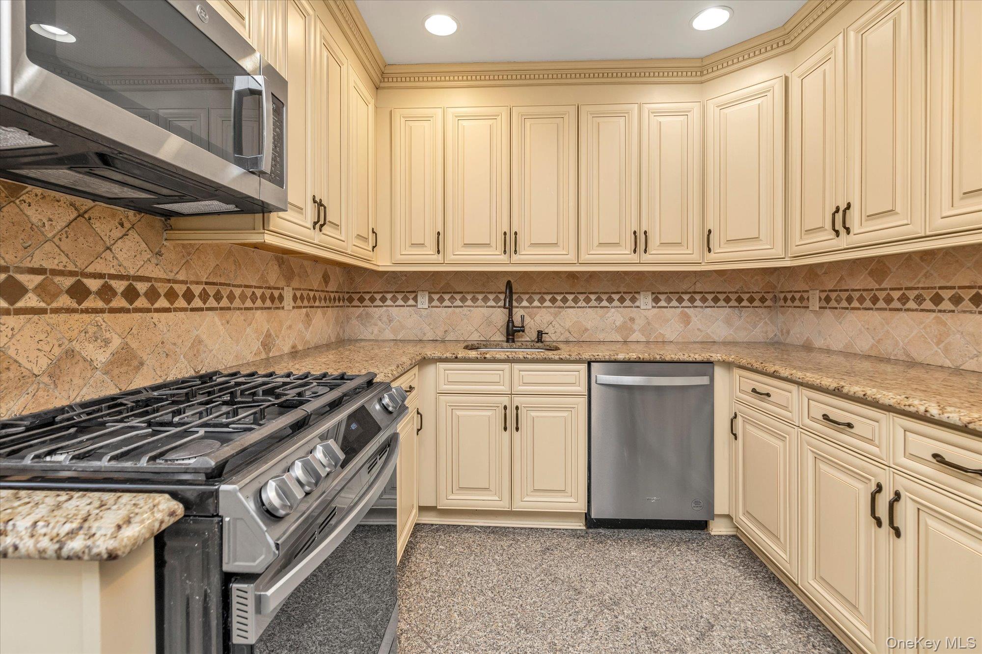 #3 photo, 203 Pershing Parkway, 長島 Mineola , NY 11501