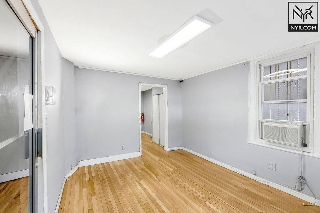 #12 photo, 25-59 31st street, Astoria , NY 11102