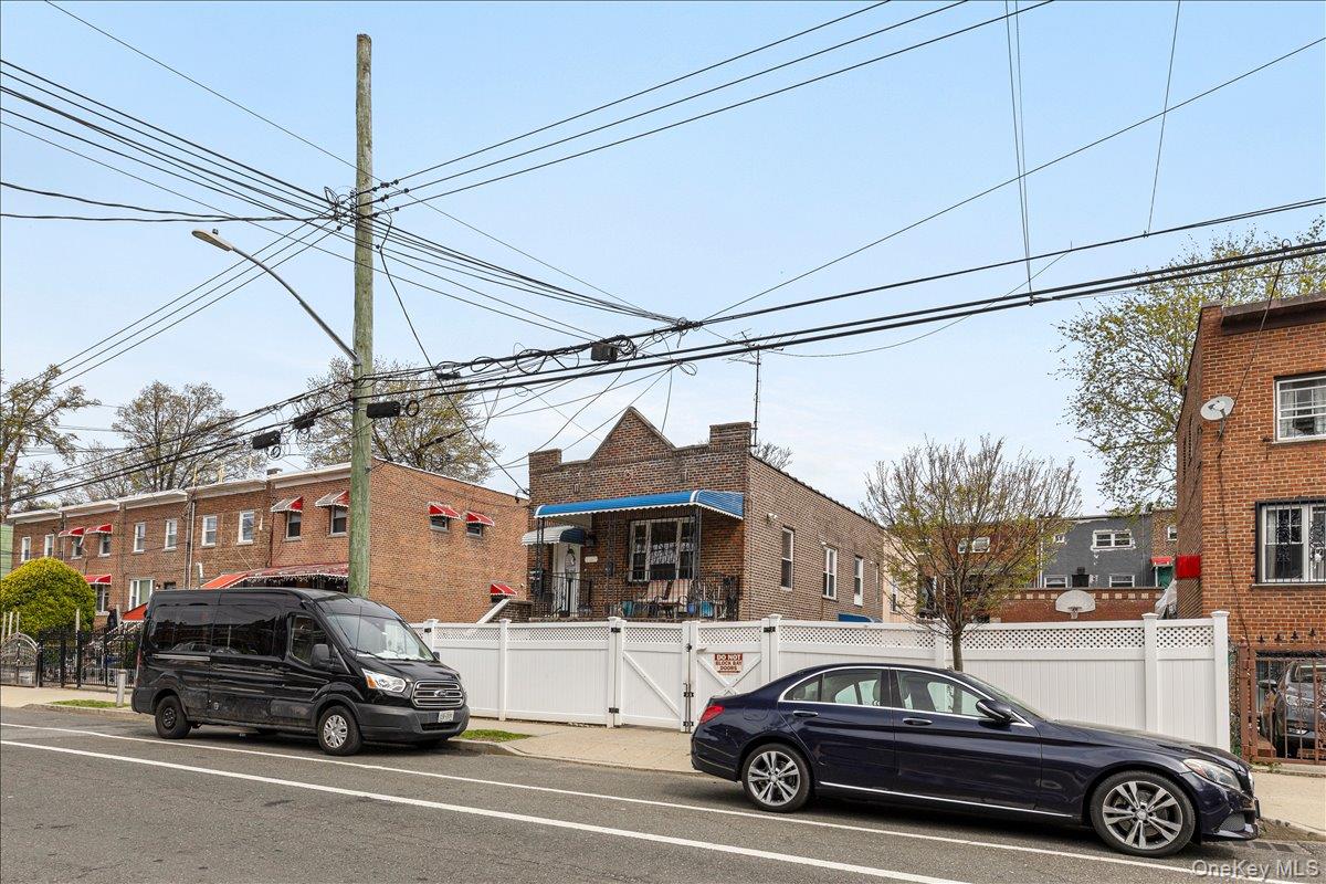 #11 photo, 1021 E 213th Street, Bronx , NY 10469