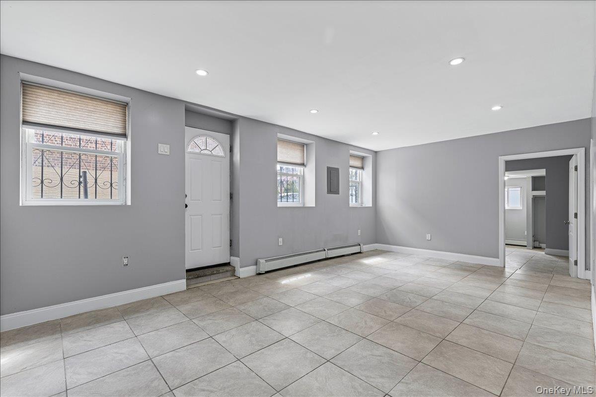 #16 photo, 1021 E 213th Street, Bronx , NY 10469