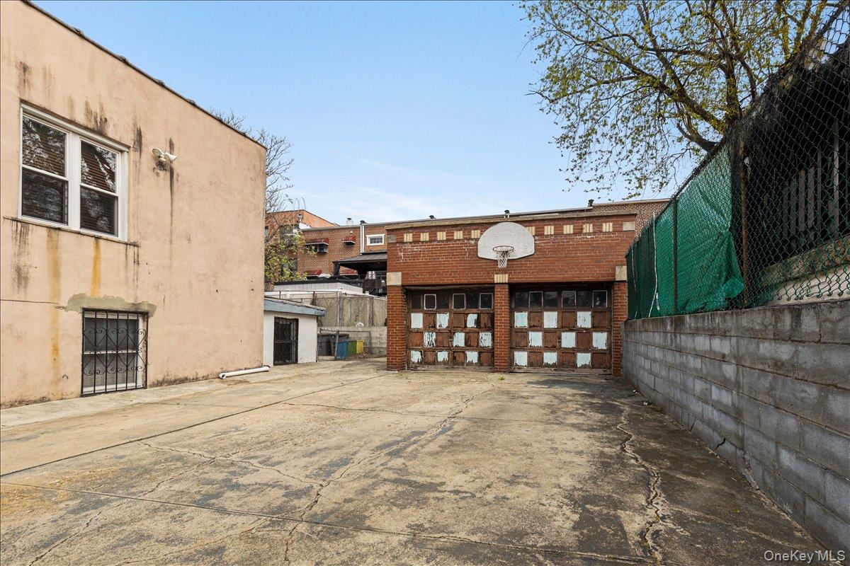 #8 photo, 1021 E 213th Street, Bronx , NY 10469