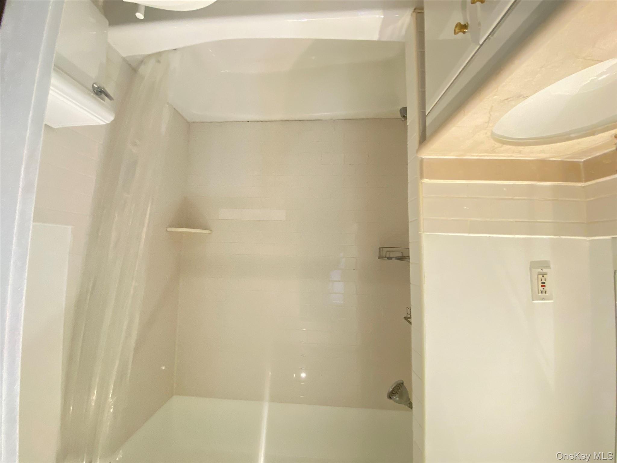 #10 photo, 84-80 161 Street, كوينز Jamaica Hills , NY 11432