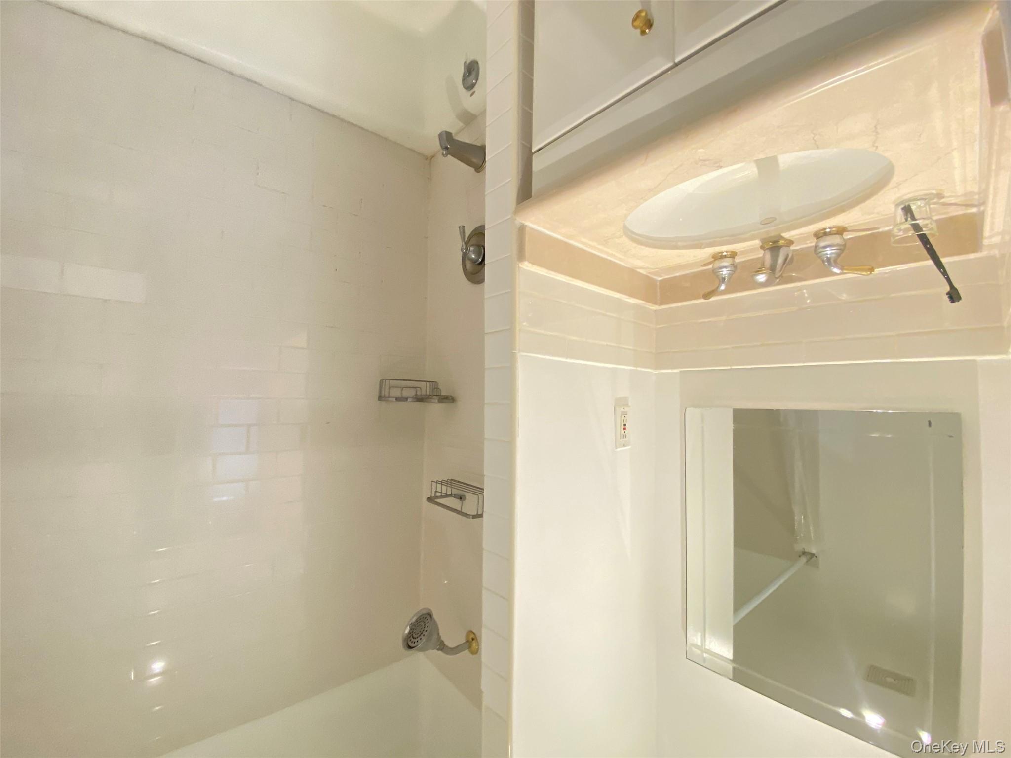 #11 photo, 84-80 161 Street, كوينز Jamaica Hills , NY 11432