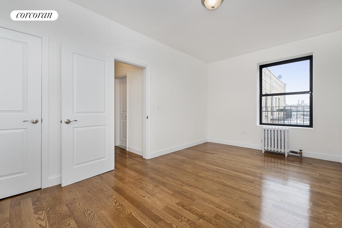 #6 photo, Woodside, कुईंस Woodside , NY 11377