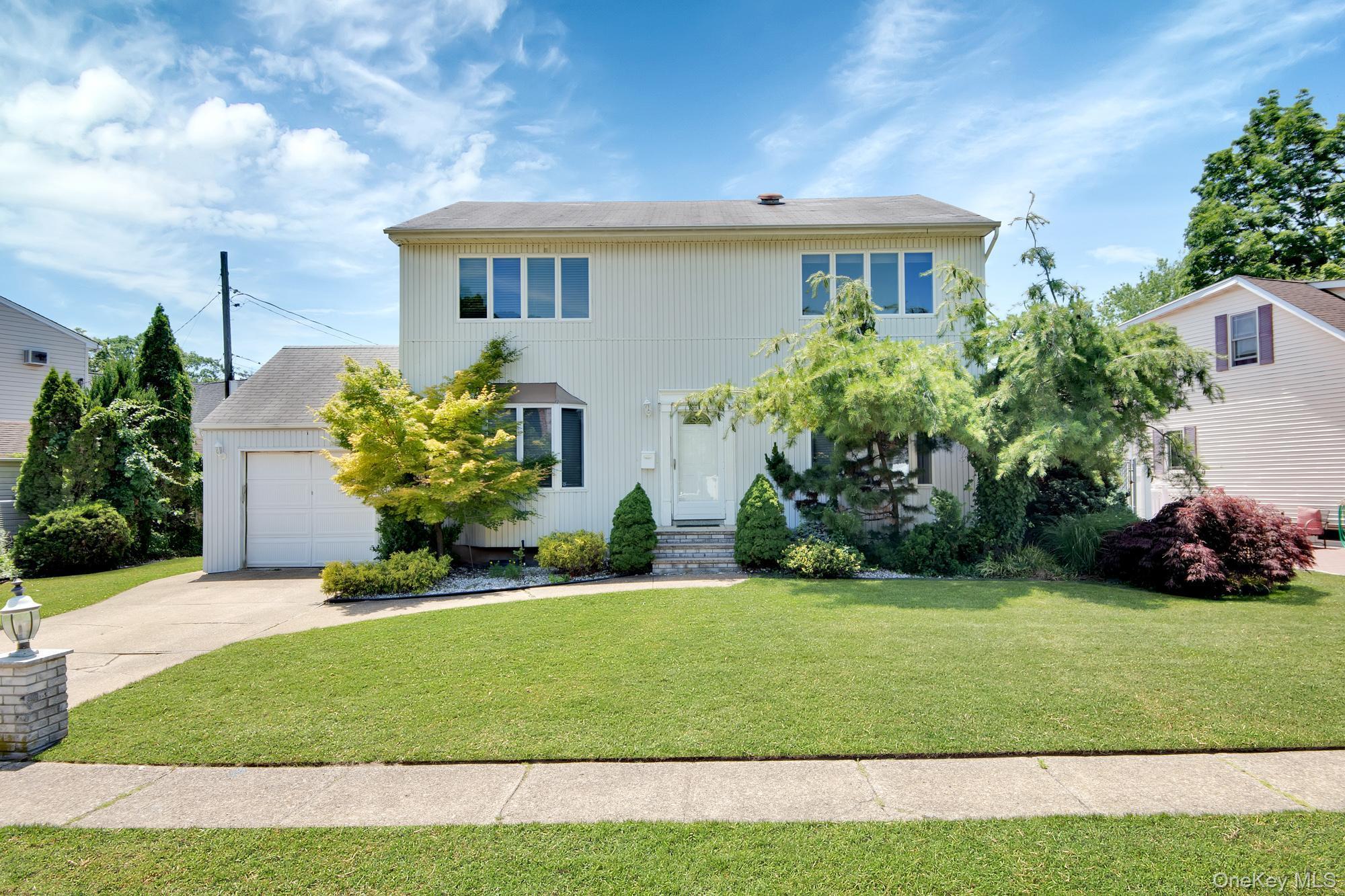 #1 photo, 977 Woodcliff Drive, Franklin Square , NY 11010