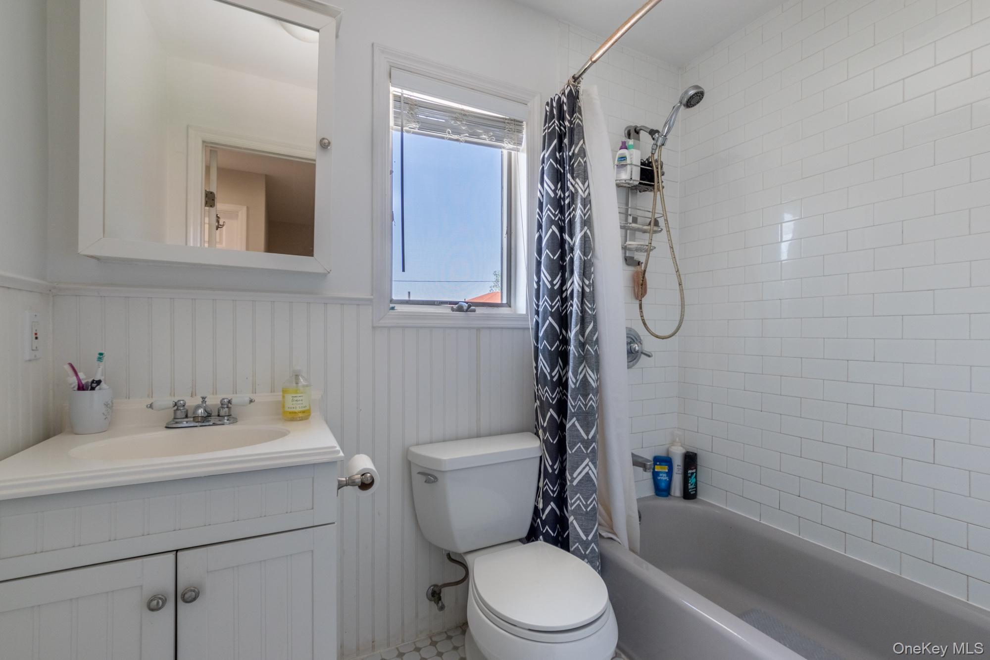 #11 photo, 977 Woodcliff Drive, Franklin Square , NY 11010