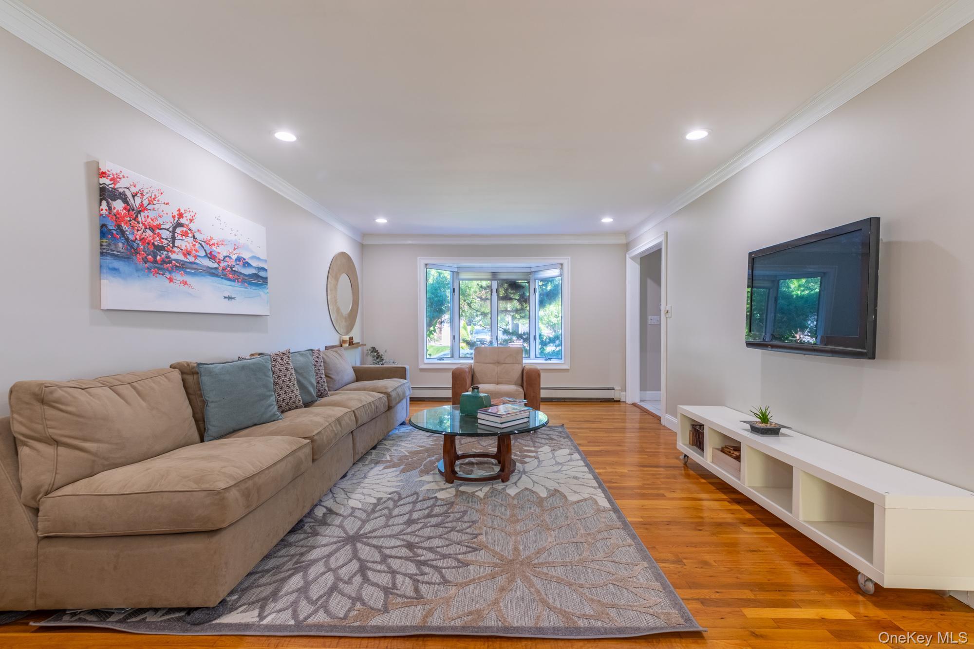 #5 photo, 977 Woodcliff Drive, Franklin Square , NY 11010