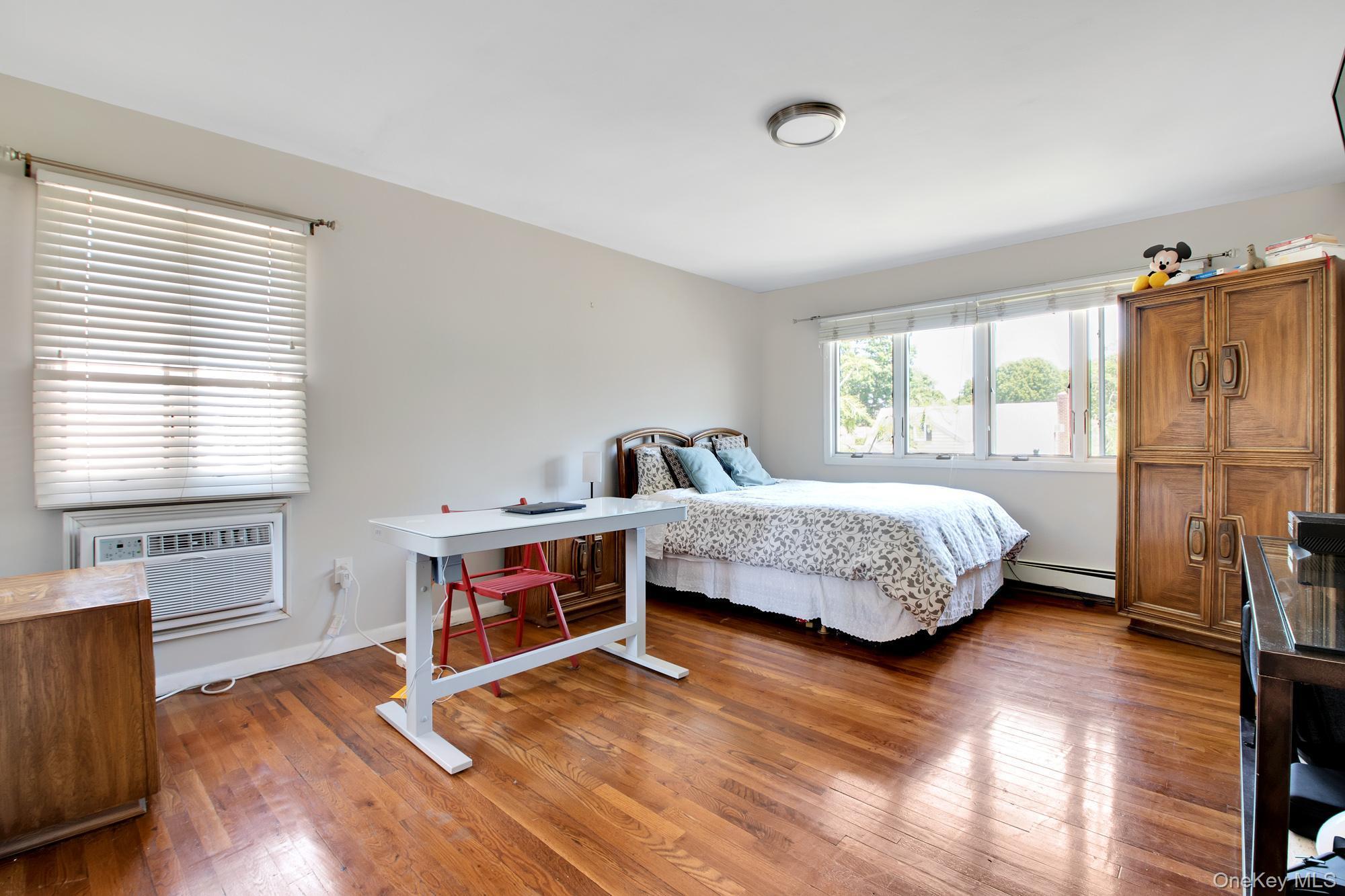 #6 photo, 977 Woodcliff Drive, Franklin Square , NY 11010