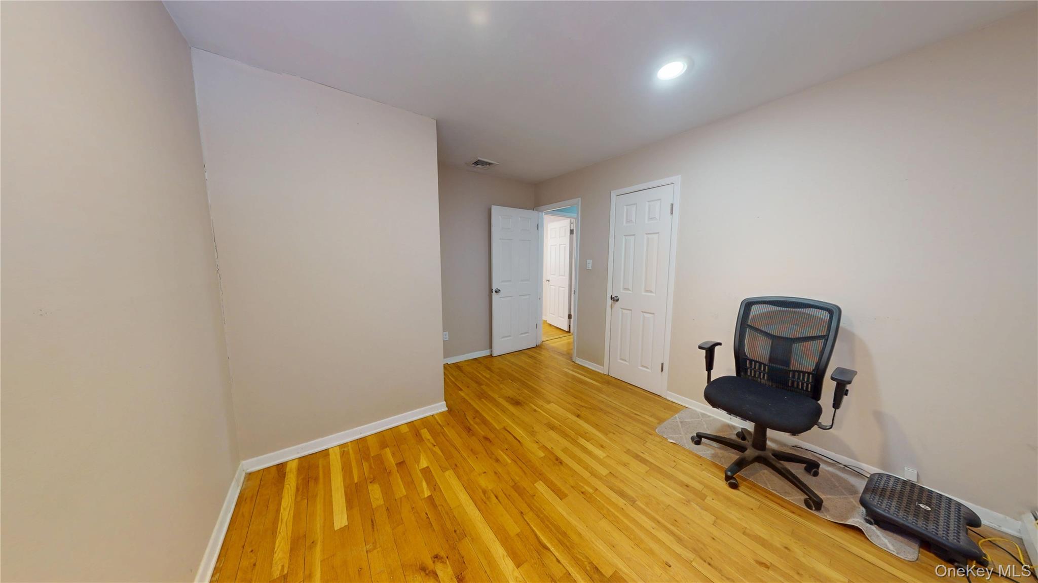 #14 photo, 8 Pleasant Avenue, 롱 아일랜드 Farmingdale , NY 11735