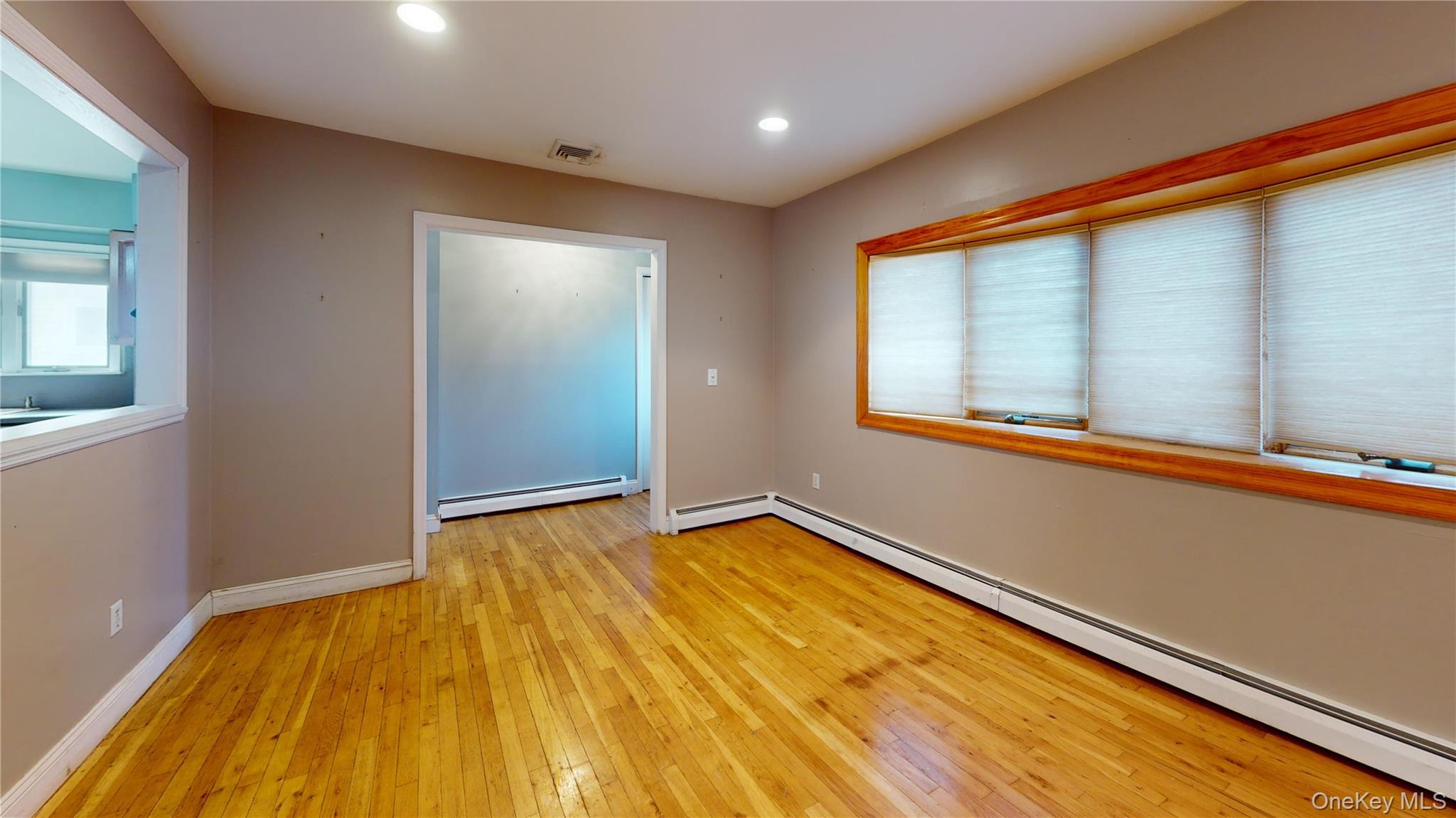#3 photo, 8 Pleasant Avenue, 롱 아일랜드 Farmingdale , NY 11735