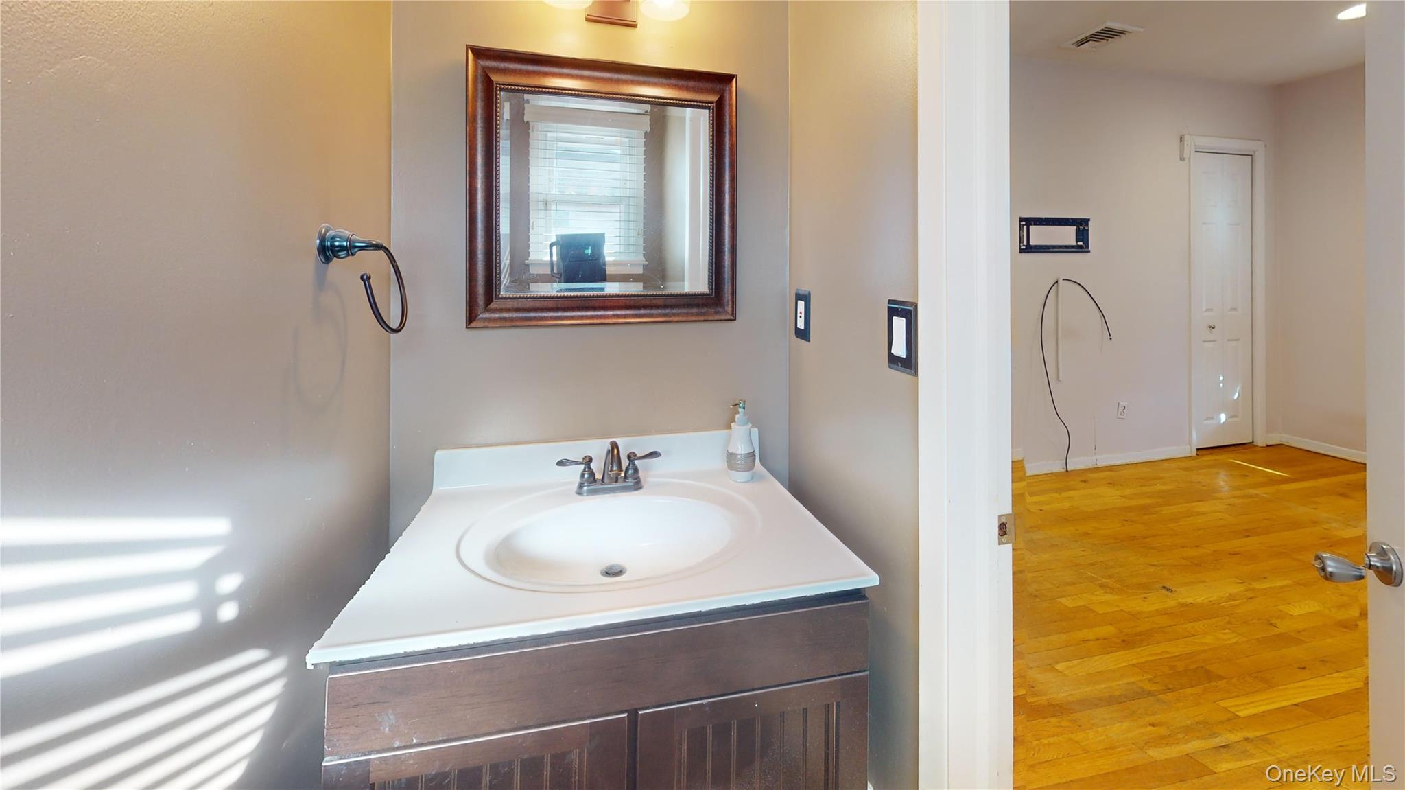 #9 photo, 8 Pleasant Avenue, 롱 아일랜드 Farmingdale , NY 11735