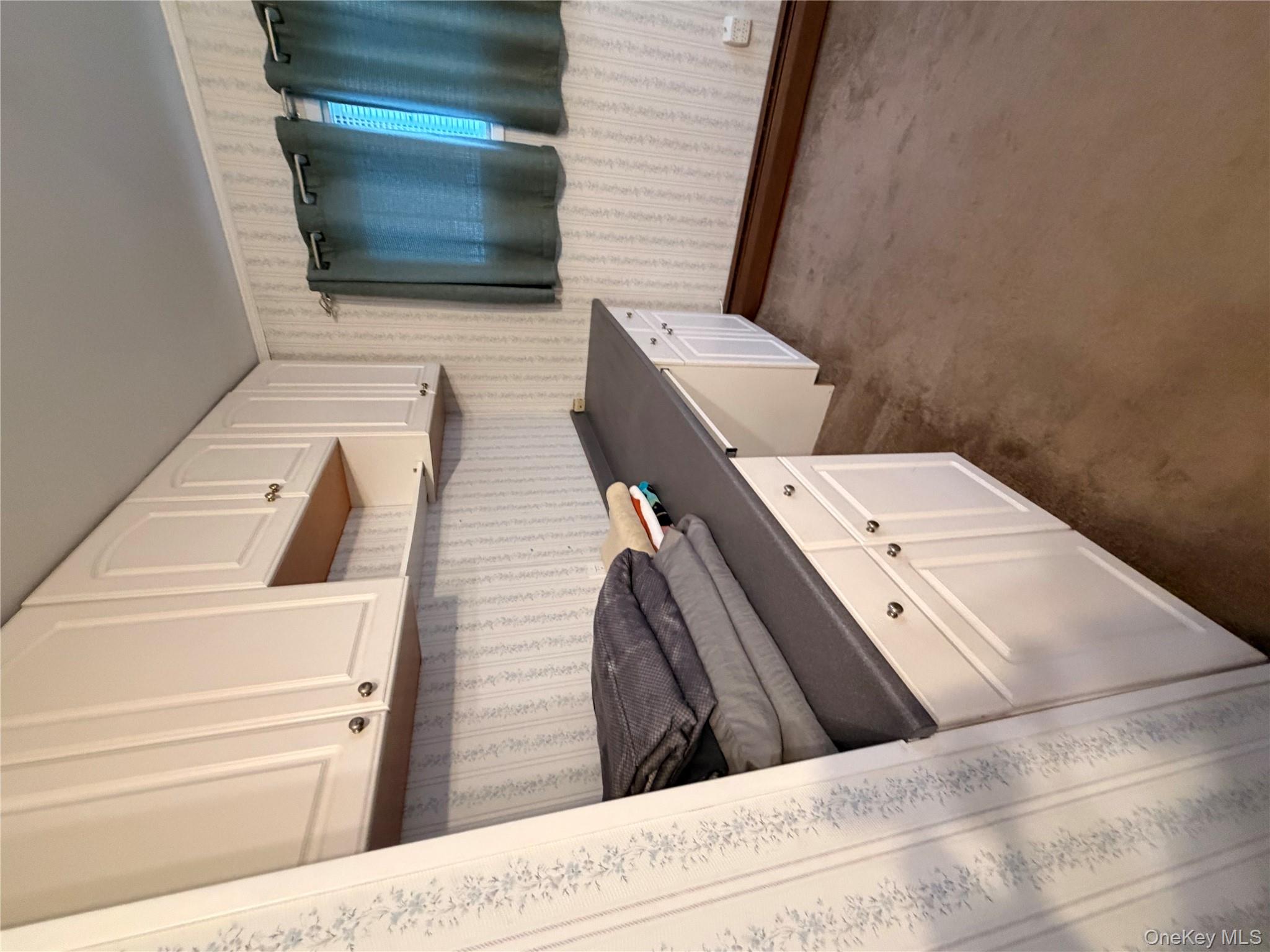 #16 photo, 12 Elves Lane, ناسو Levittown , NY 11756