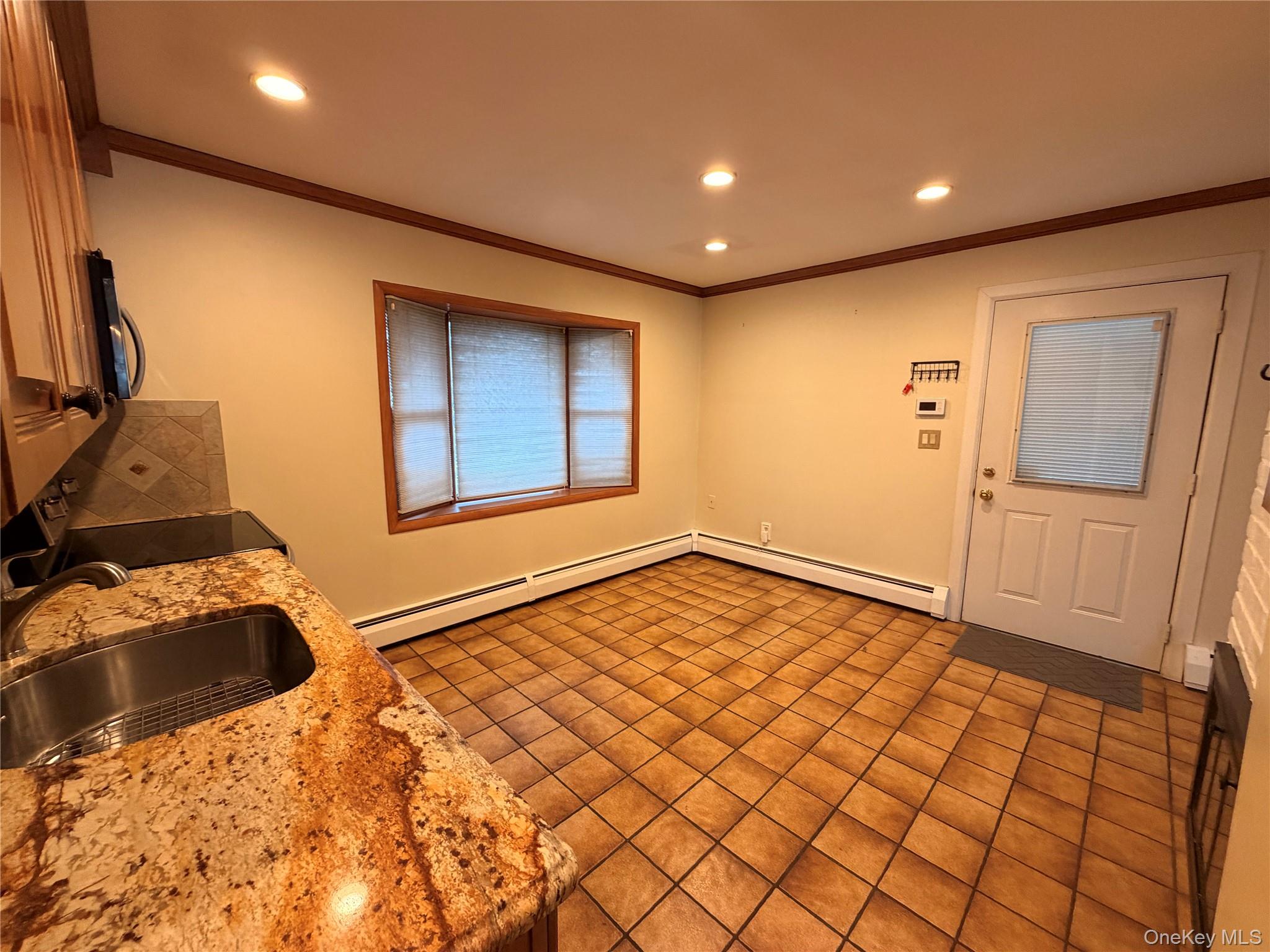 #9 photo, 12 Elves Lane, ناسو Levittown , NY 11756