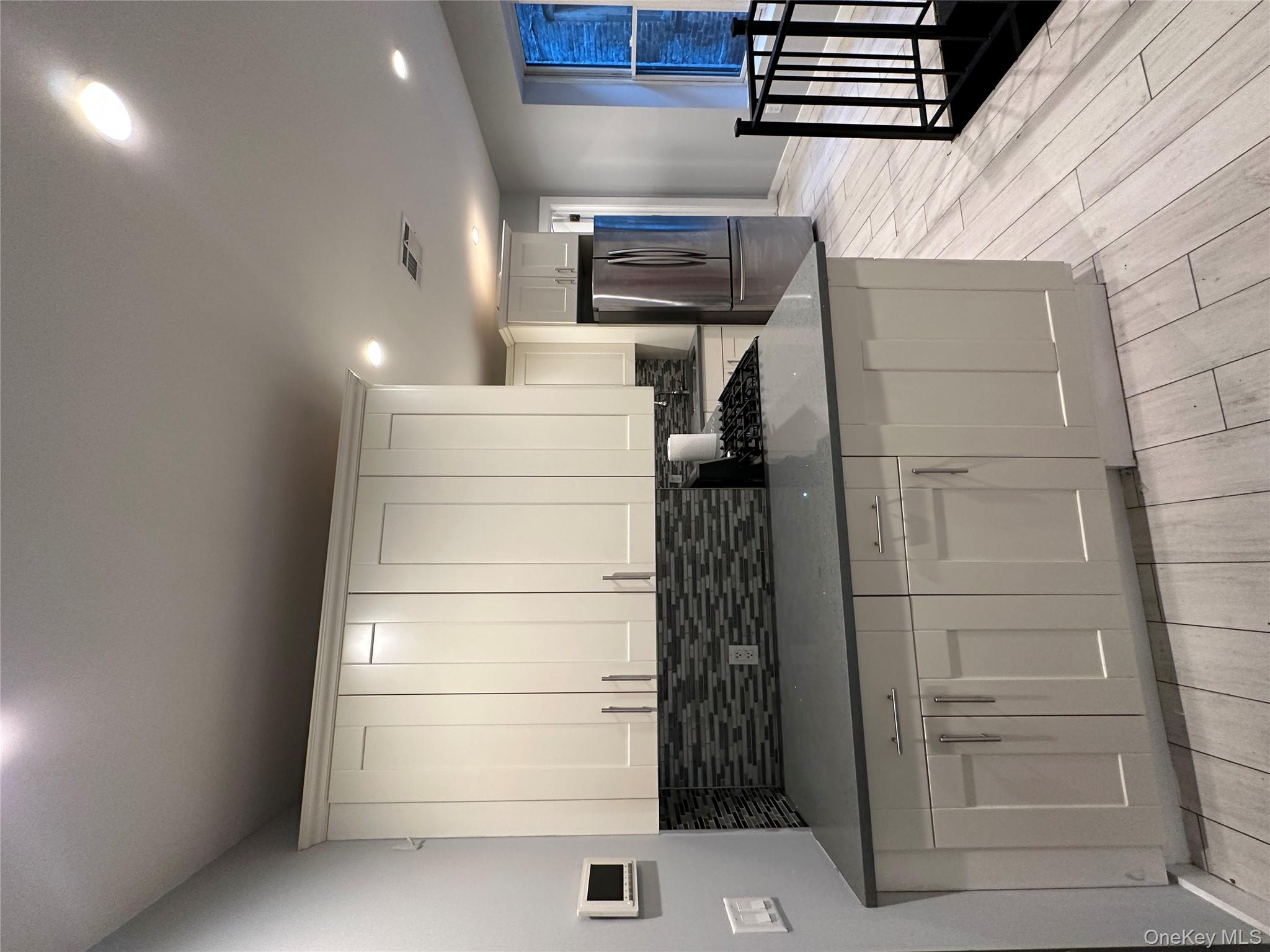 #2 photo, 560 Riverdale Avenue, הברונקס Brooklyn , NY 11207