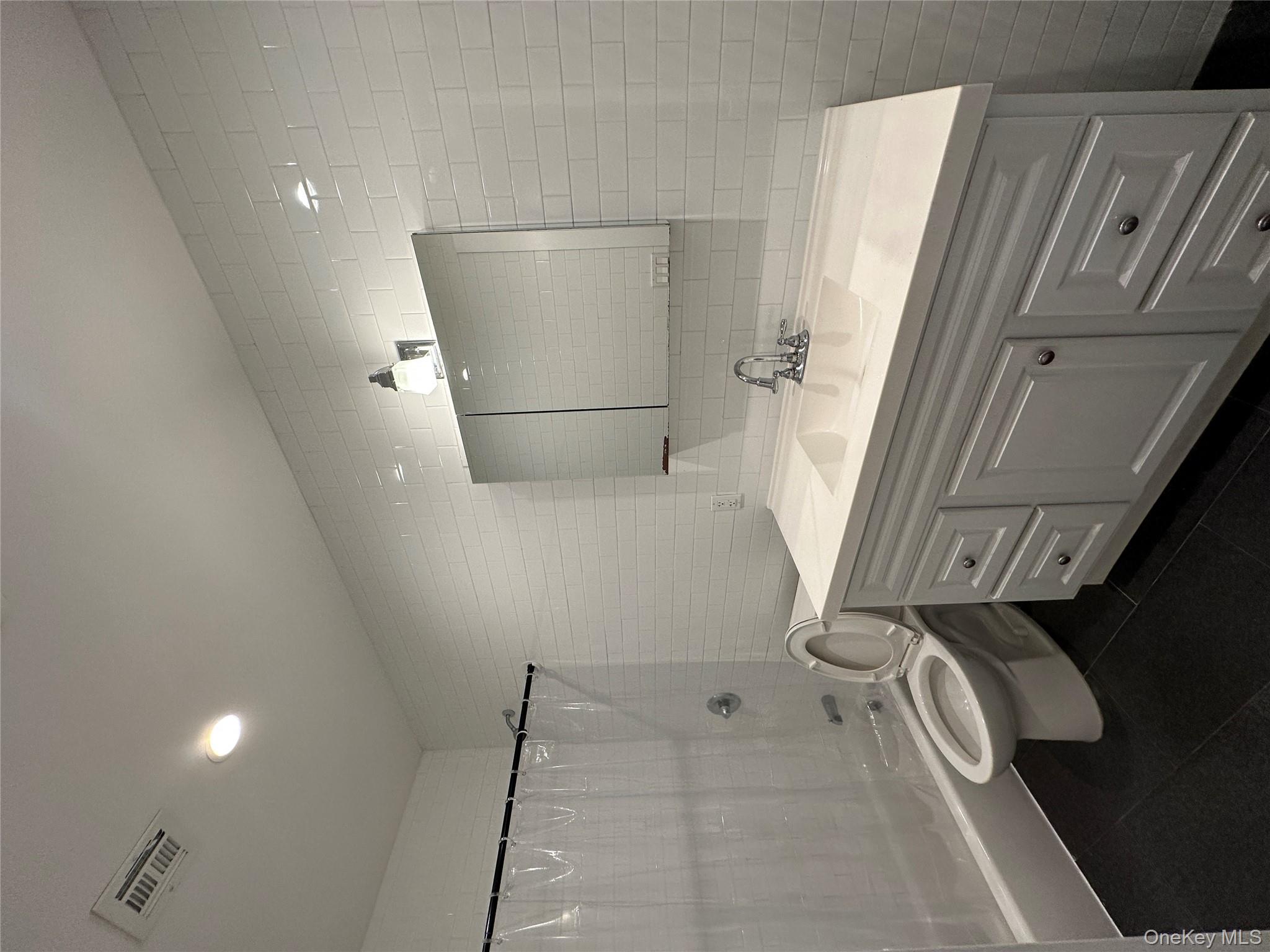 #8 photo, 560 Riverdale Avenue, הברונקס Brooklyn , NY 11207