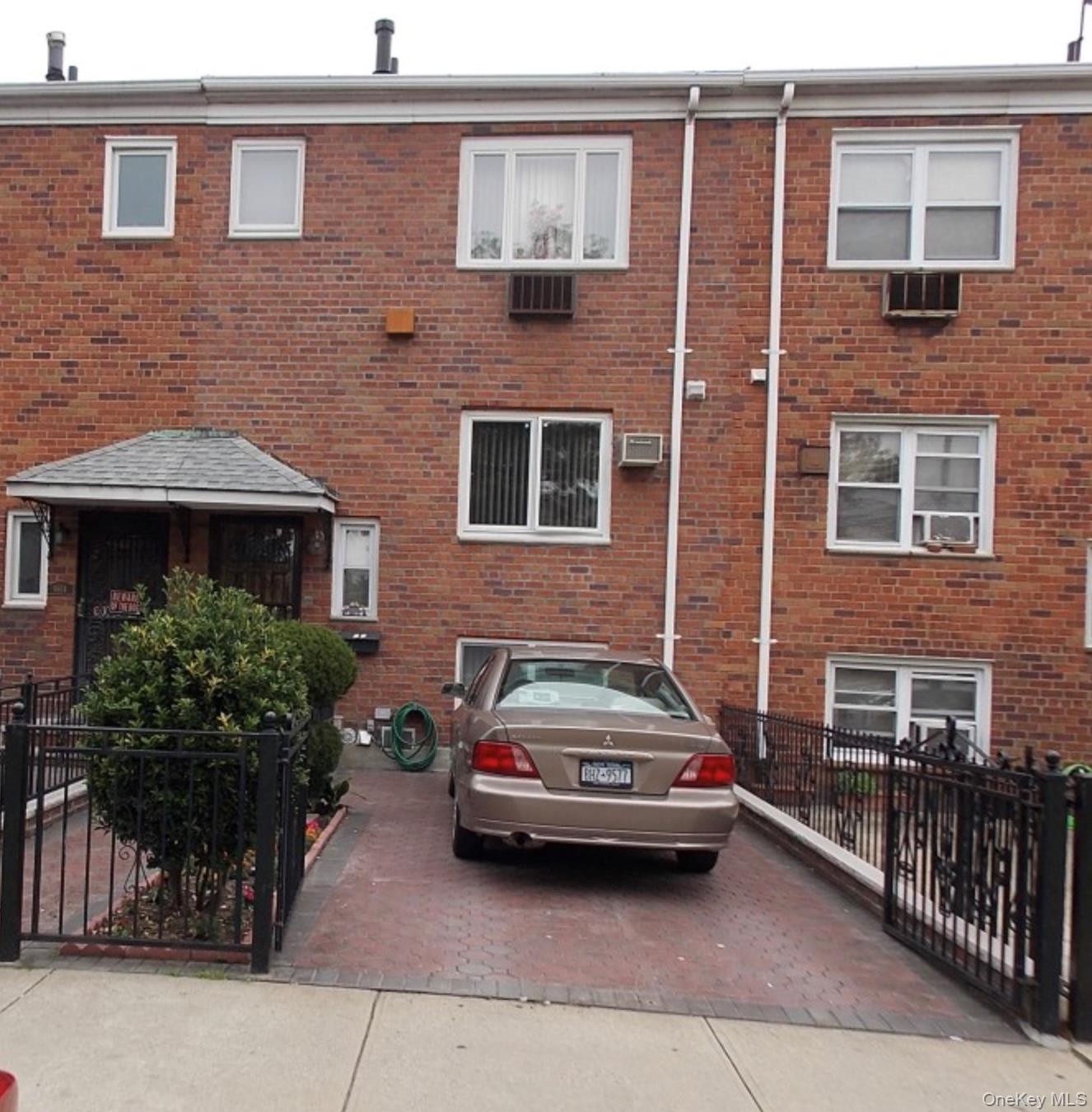 #1 photo, 6932 Eliot Avenue, 뉴욕퀸즈 Middle Village , NY 11379